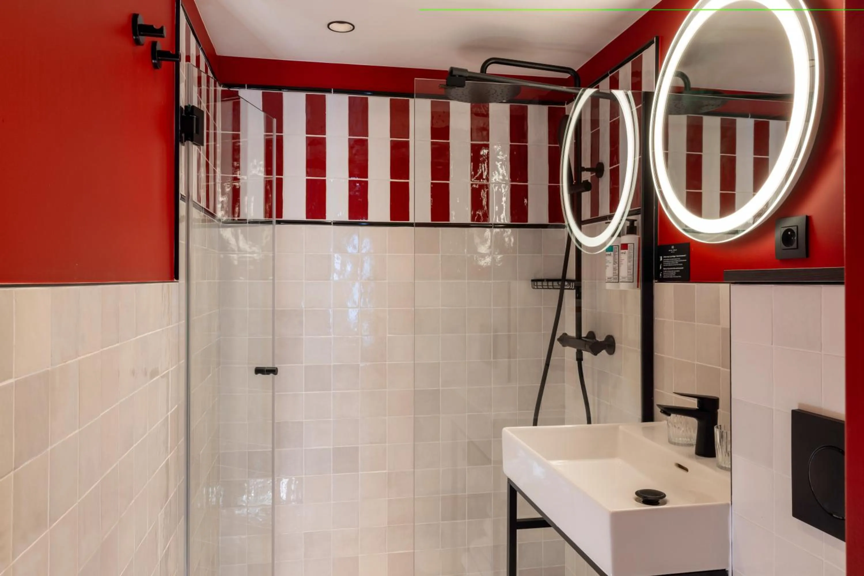 Shower in Hôtel Brady