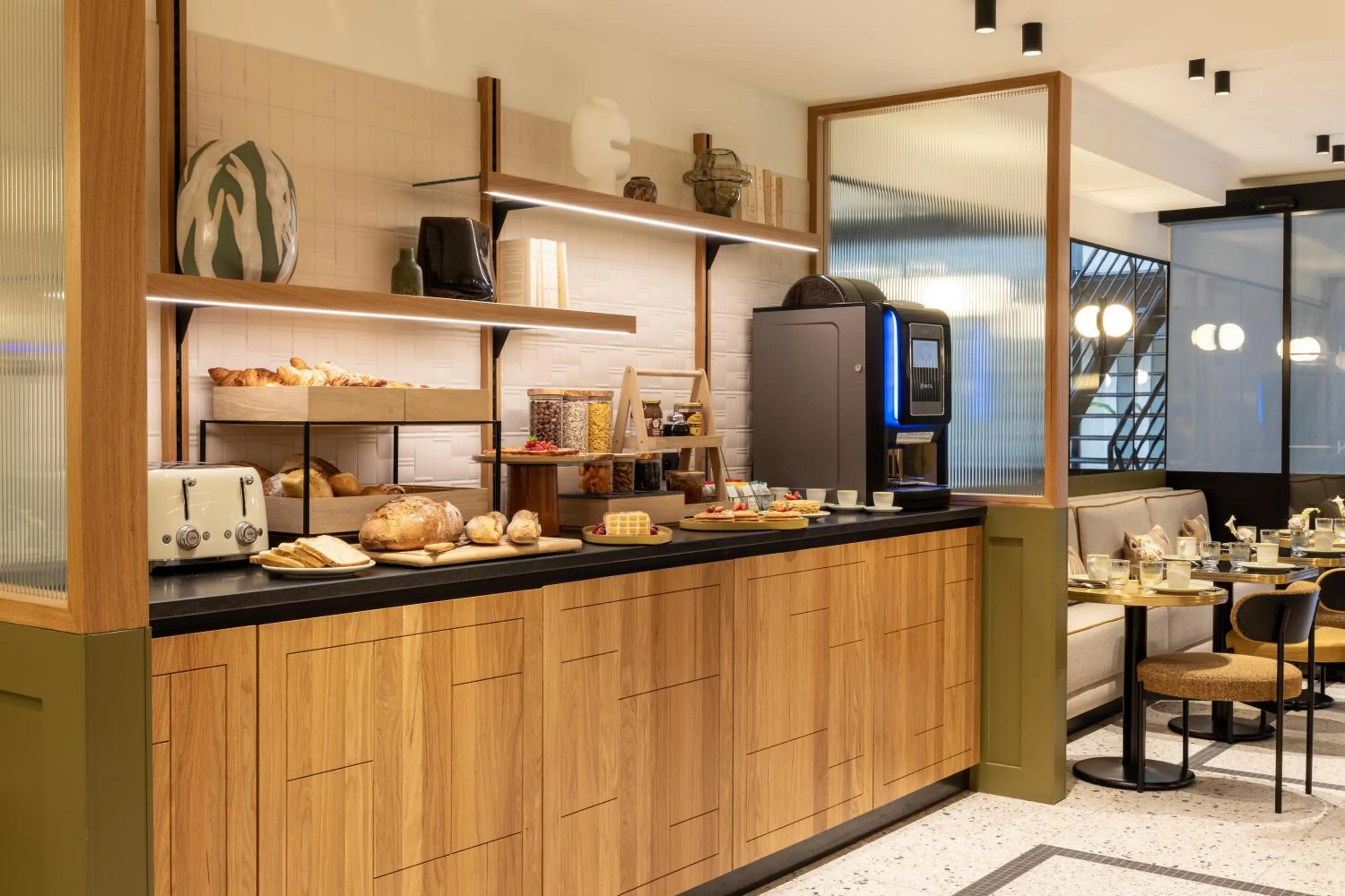 Buffet breakfast in Hôtel Brady