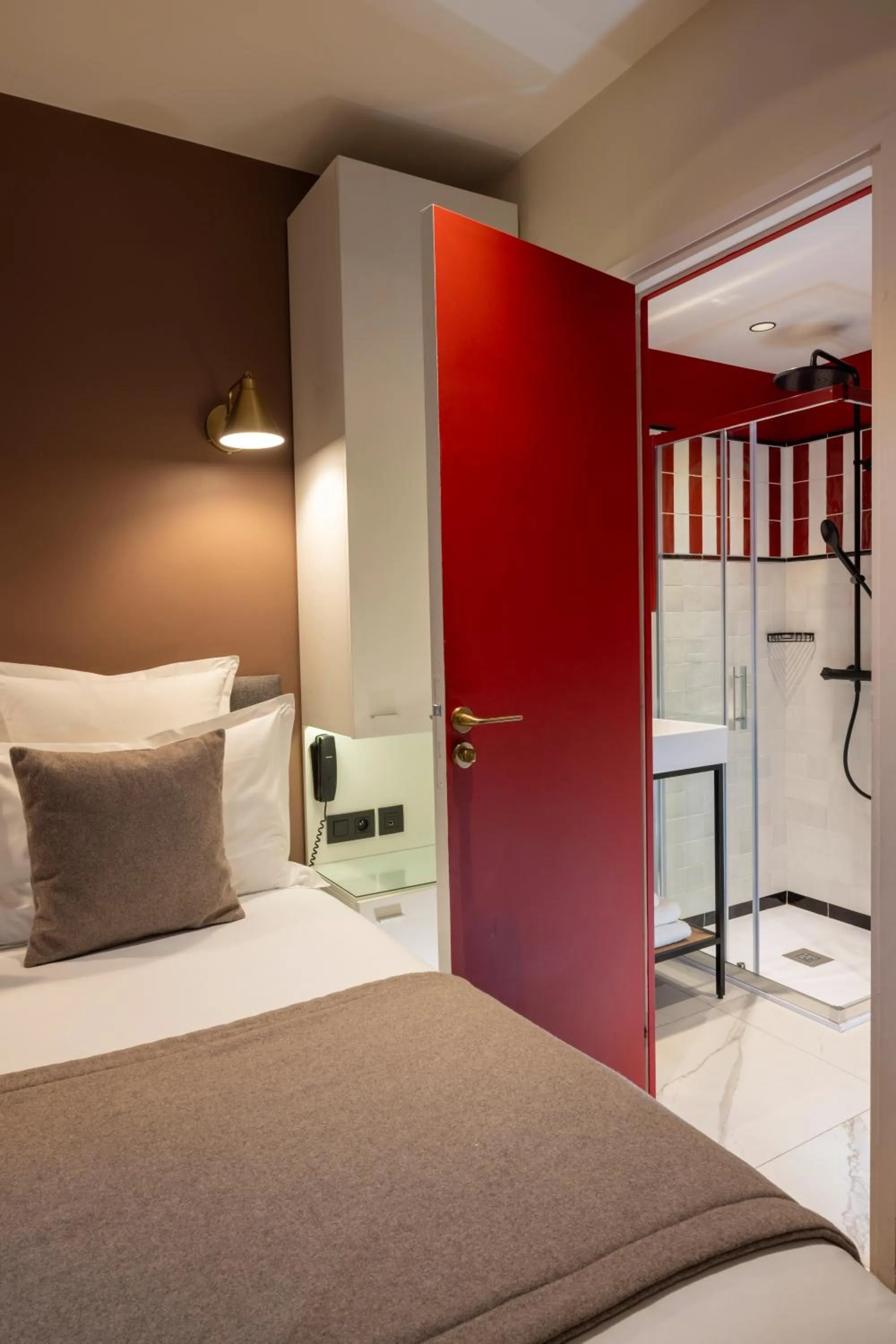 Bathroom, Bed in Hôtel Brady