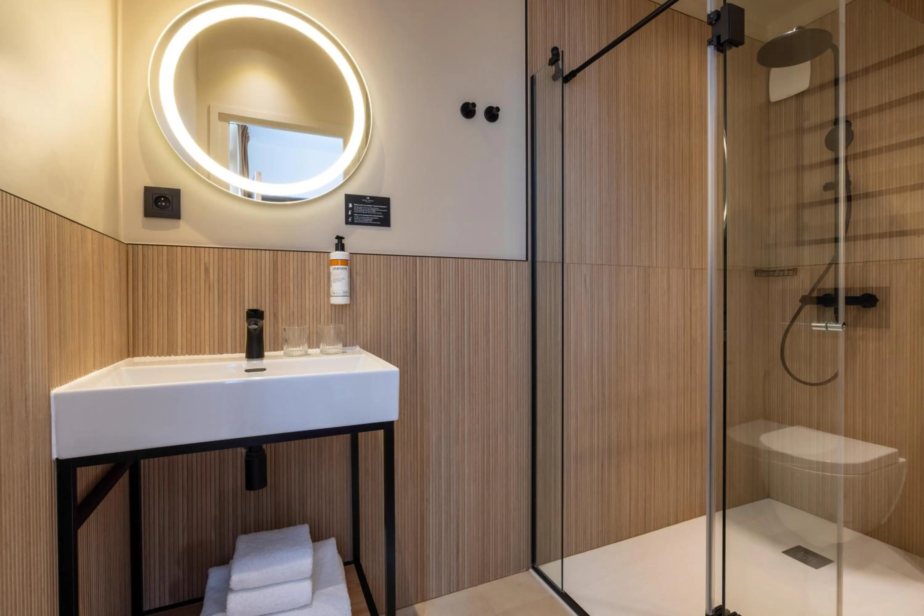 Shower in Hôtel Brady