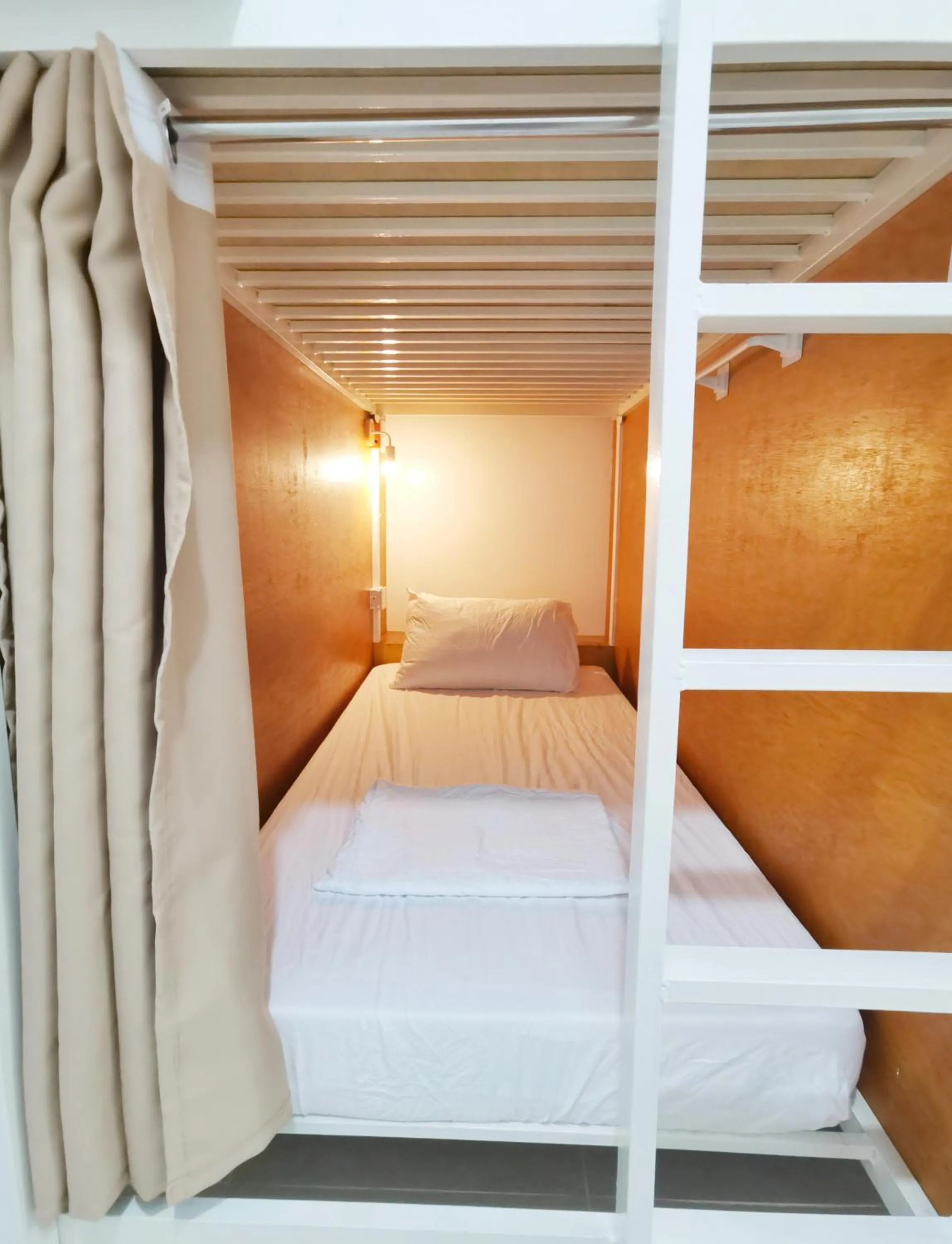 bunk bed, Bed in Nomads MNL Backpackers Homestay - near Airport