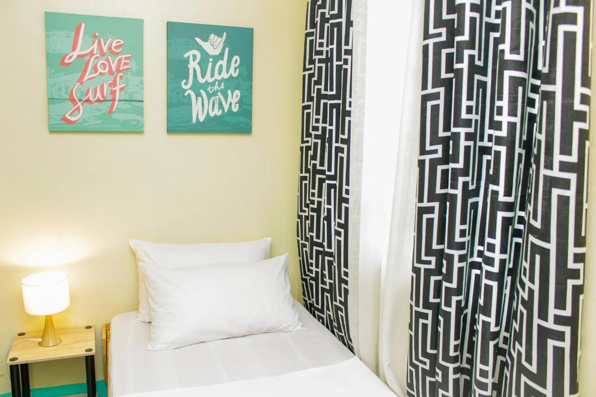 Bed in Backpackers Homestay - NomadsMNL