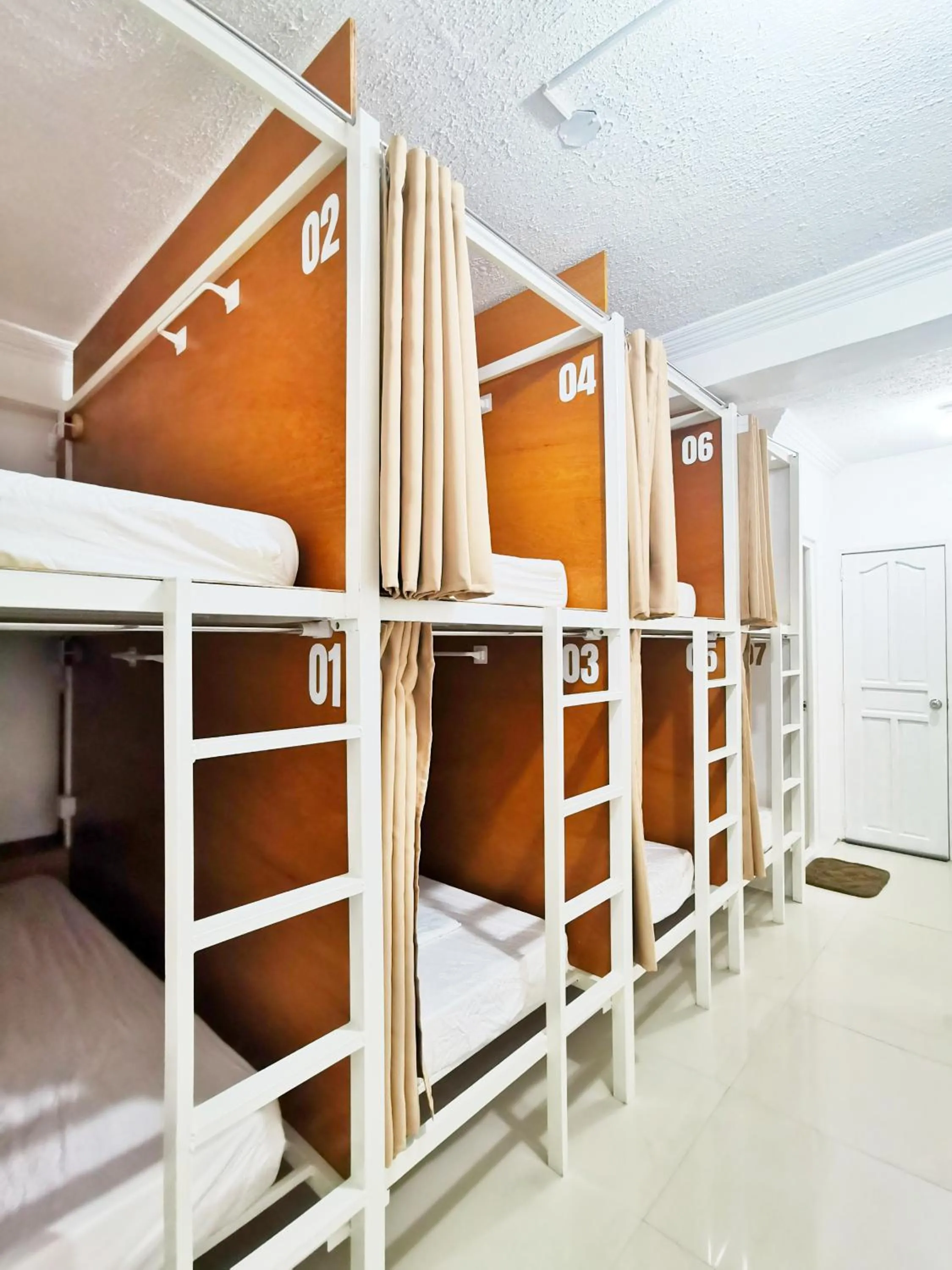 bunk bed, Bed in Nomads MNL Backpackers Homestay - near Airport
