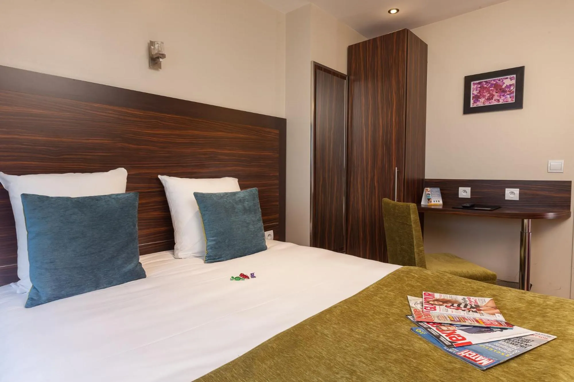 Bed in Hotel Apolonia Paris Montmartre; Sure Hotel Collection by Best Western