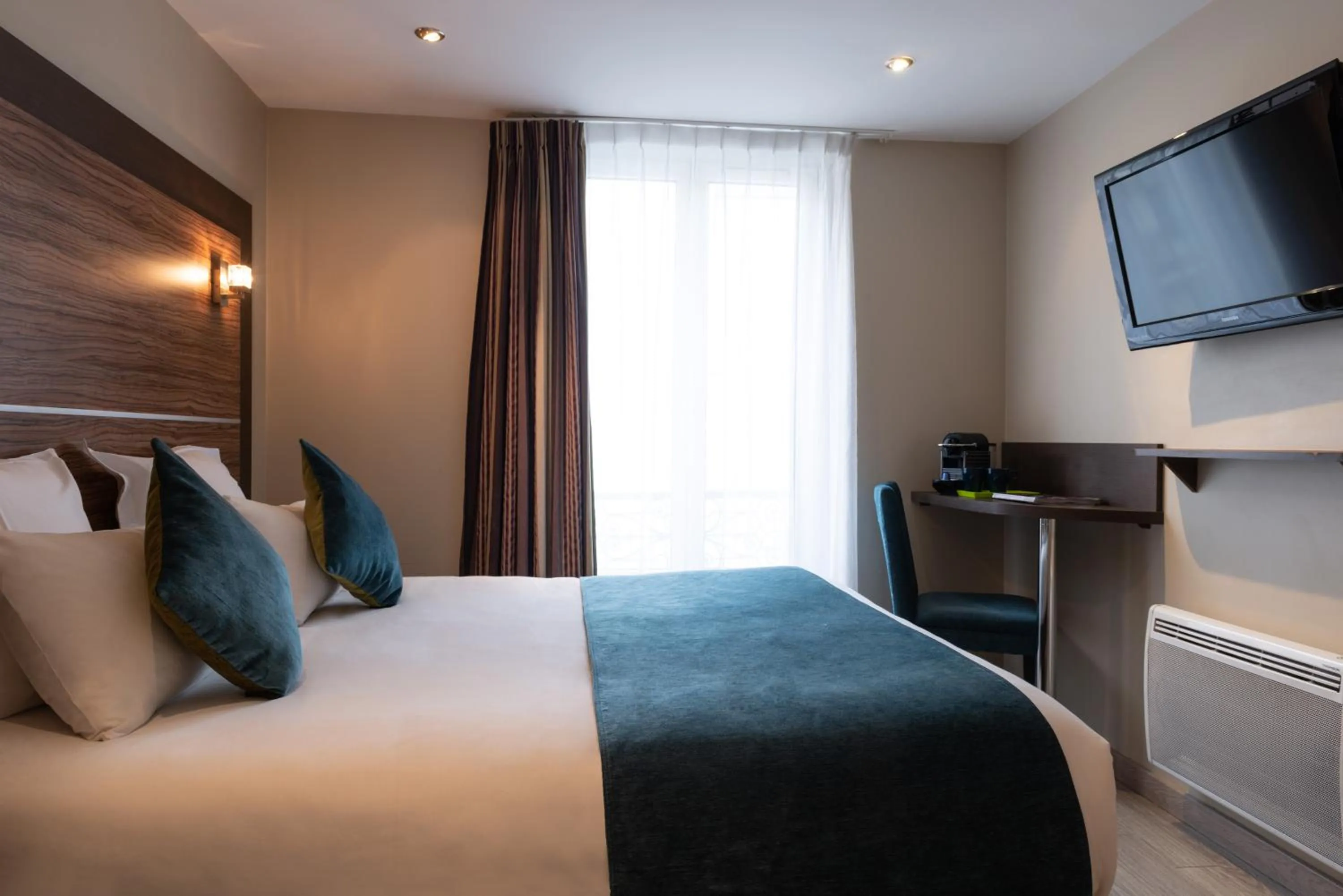 Photo of the whole room, Bed in Hotel Apolonia Paris Montmartre; Sure Hotel Collection by Best Western