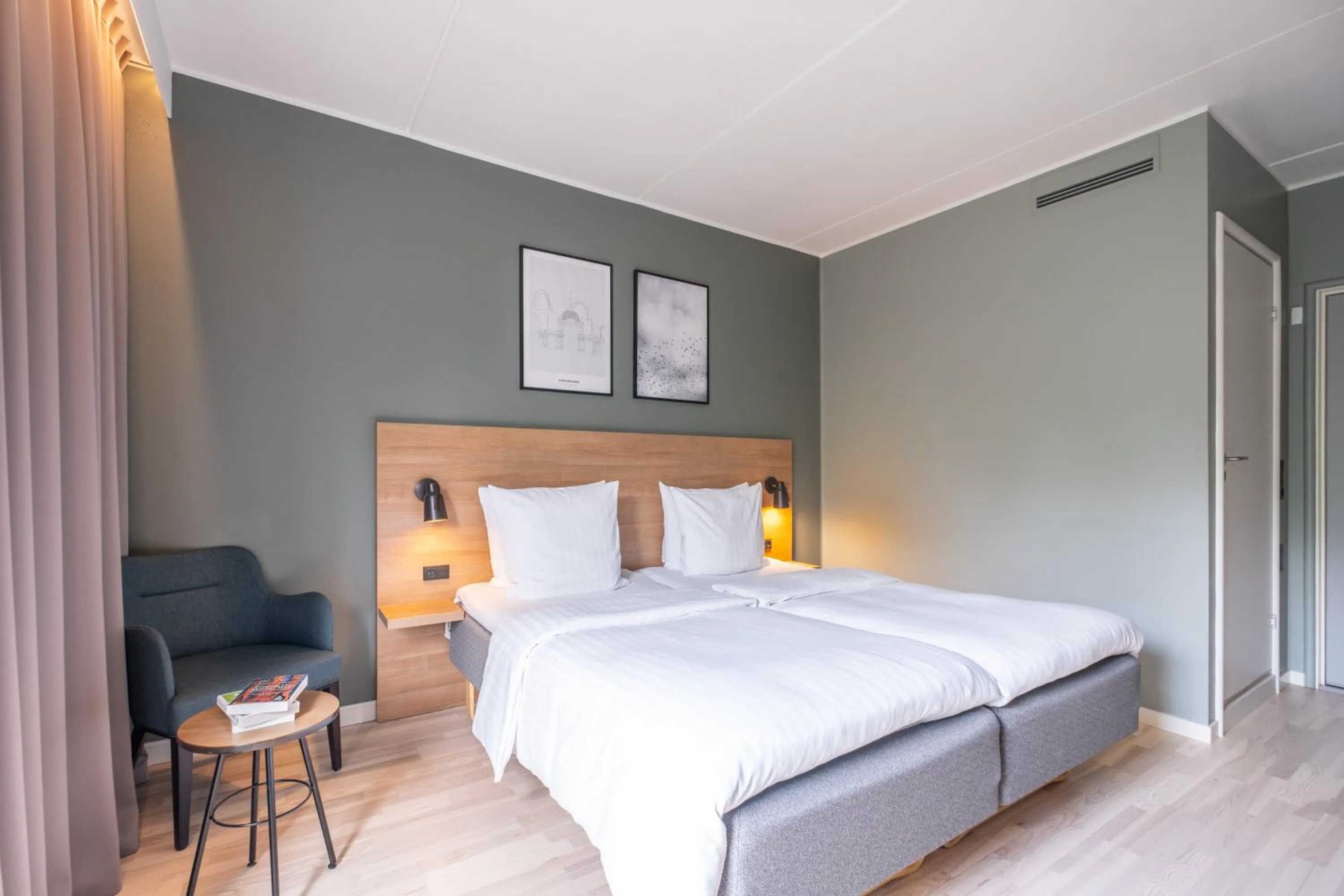 Seating area, Bed in Go Hotel Østerport