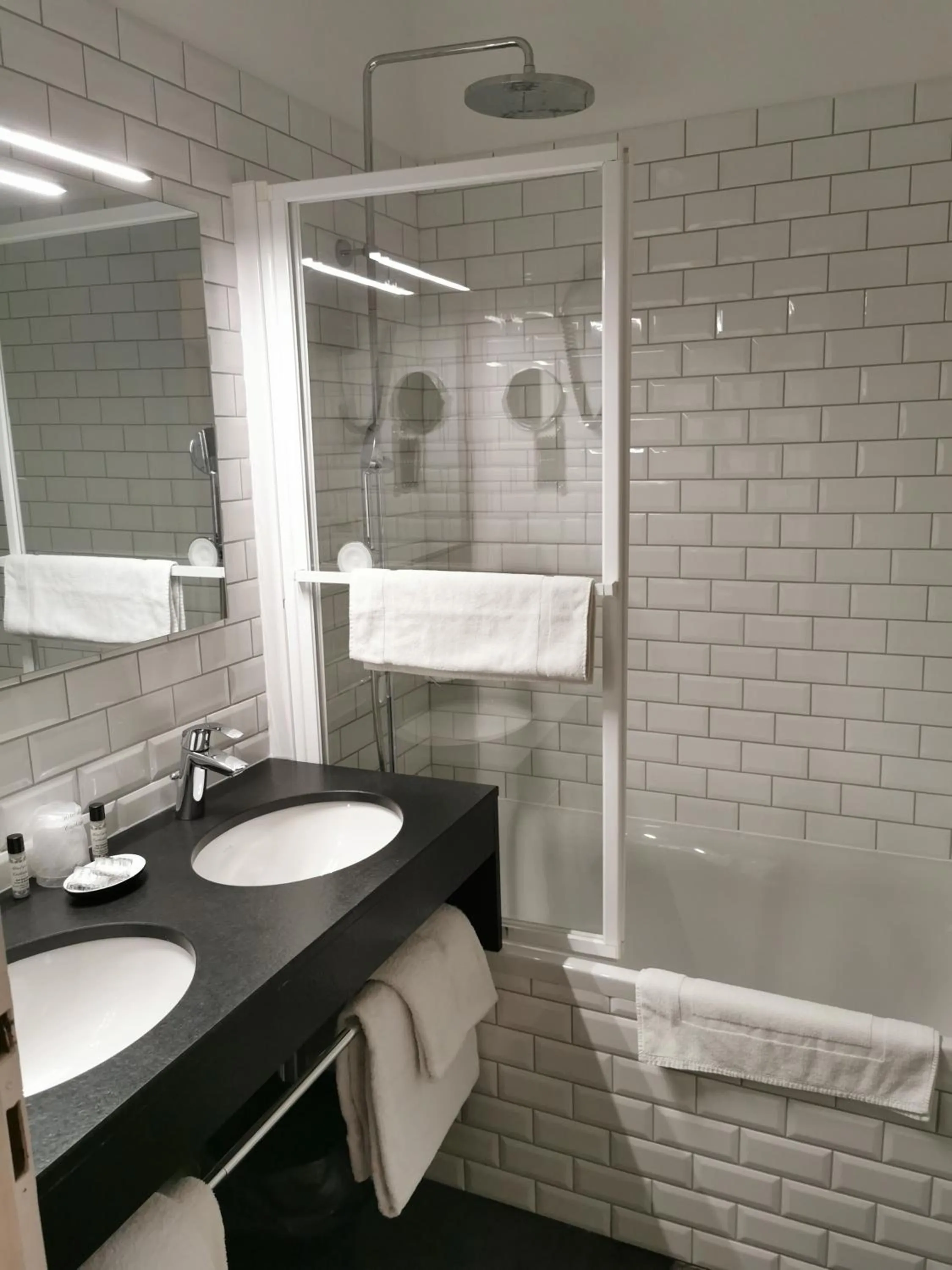 Bathroom in Hôtel de la Cathédrale Metz