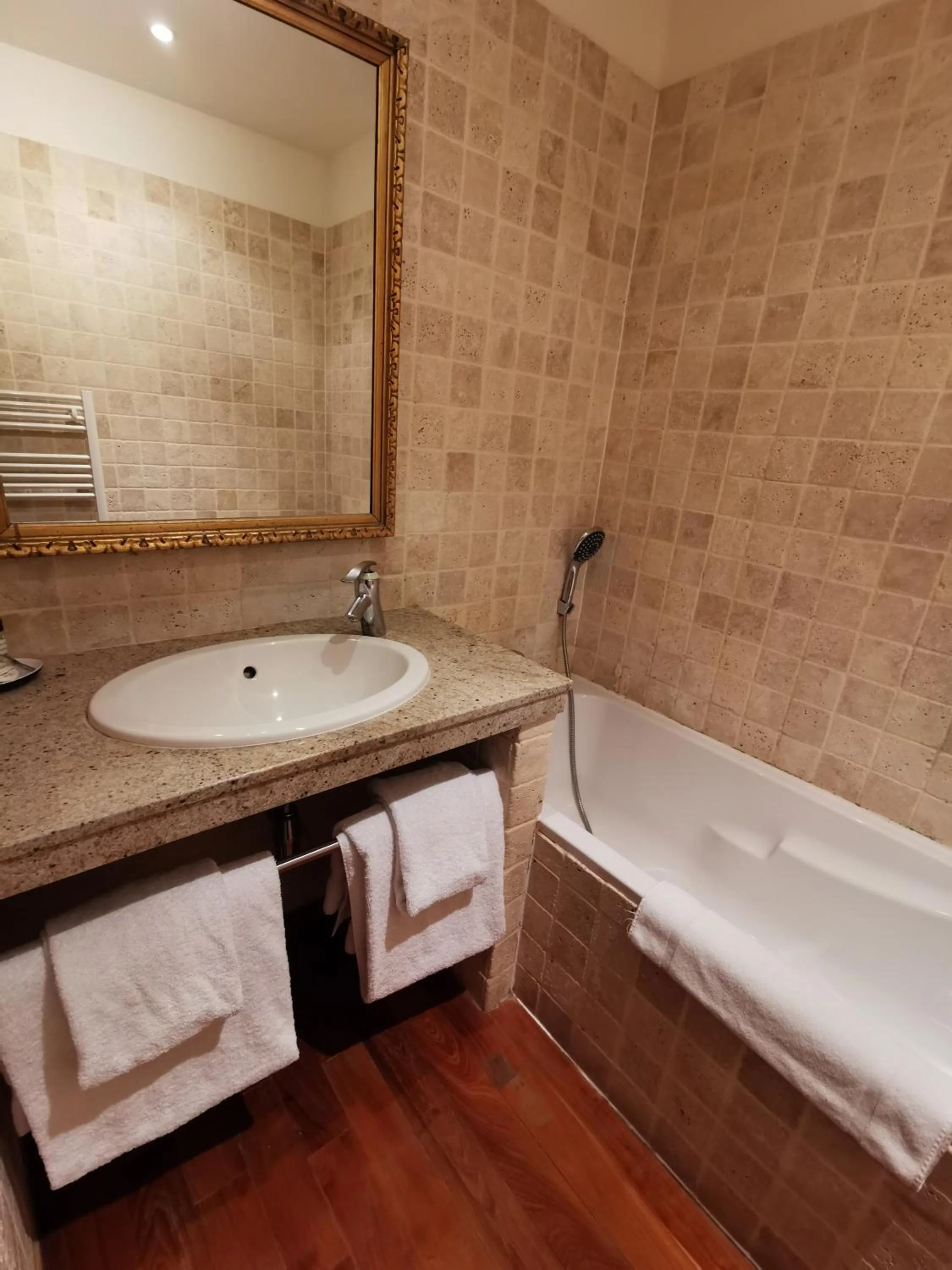 Bathroom in Hôtel de la Cathédrale Metz