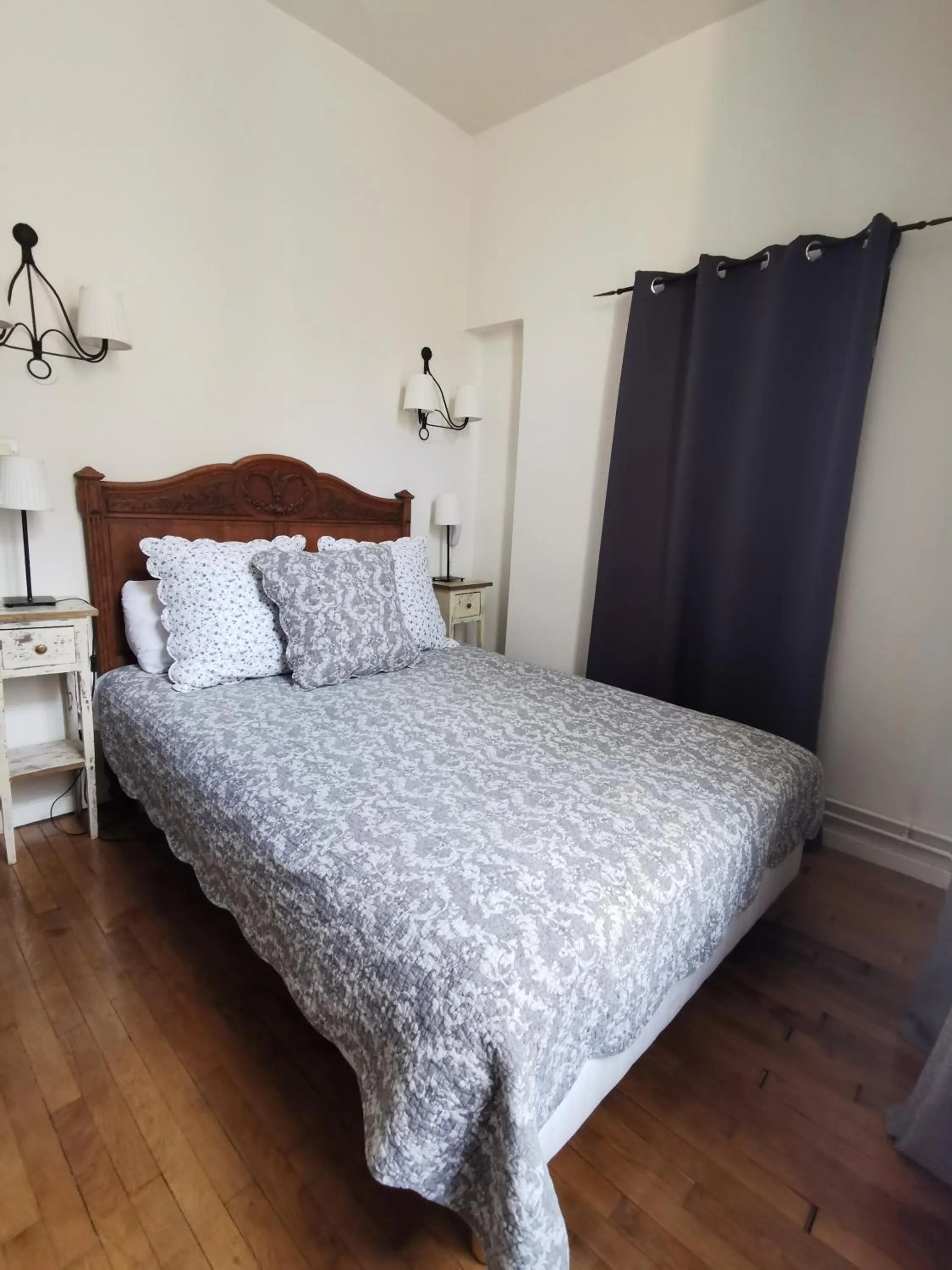 Photo of the whole room, Bed in Hôtel de la Cathédrale Metz