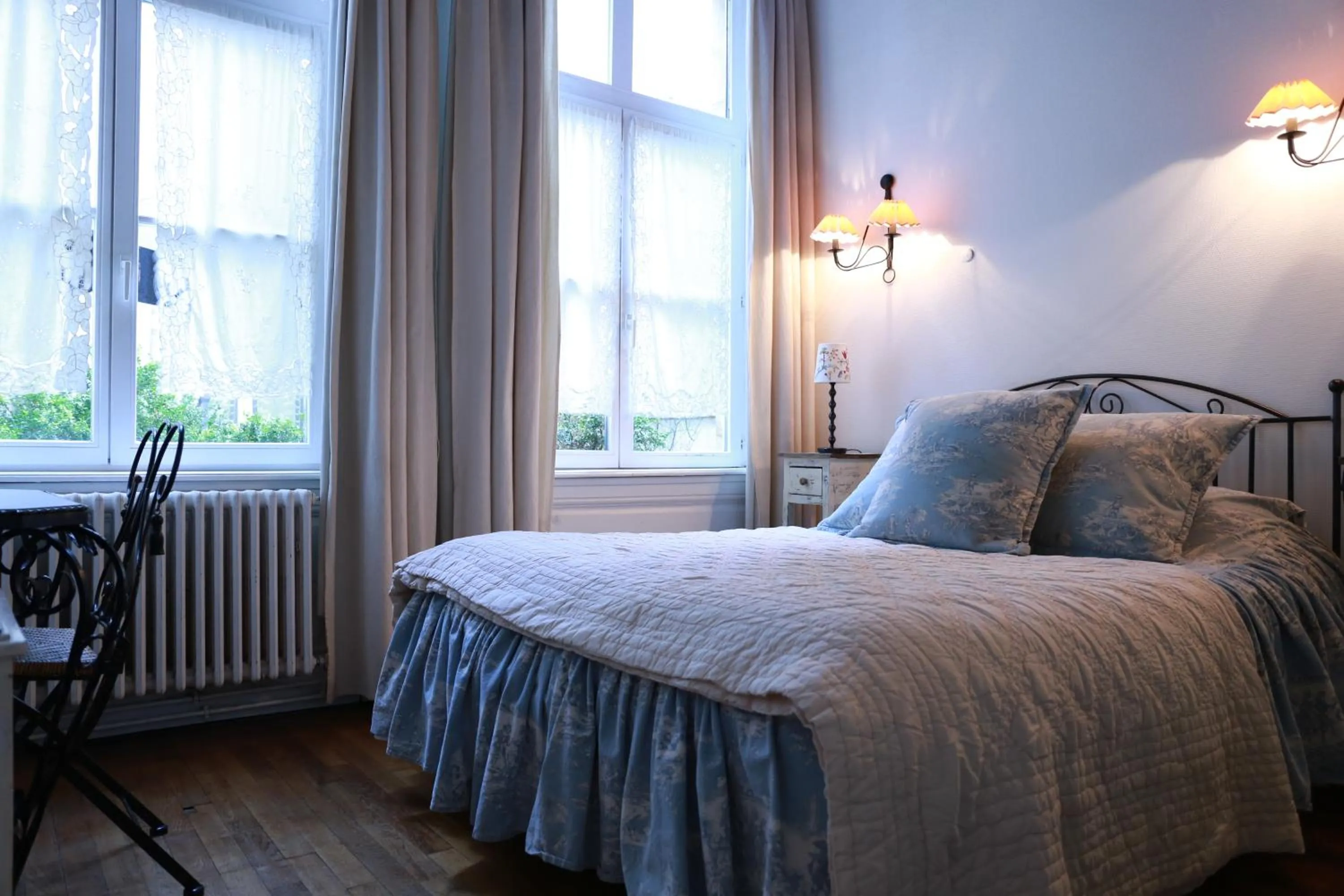 Inner courtyard view, Bed in Hôtel de la Cathédrale Metz