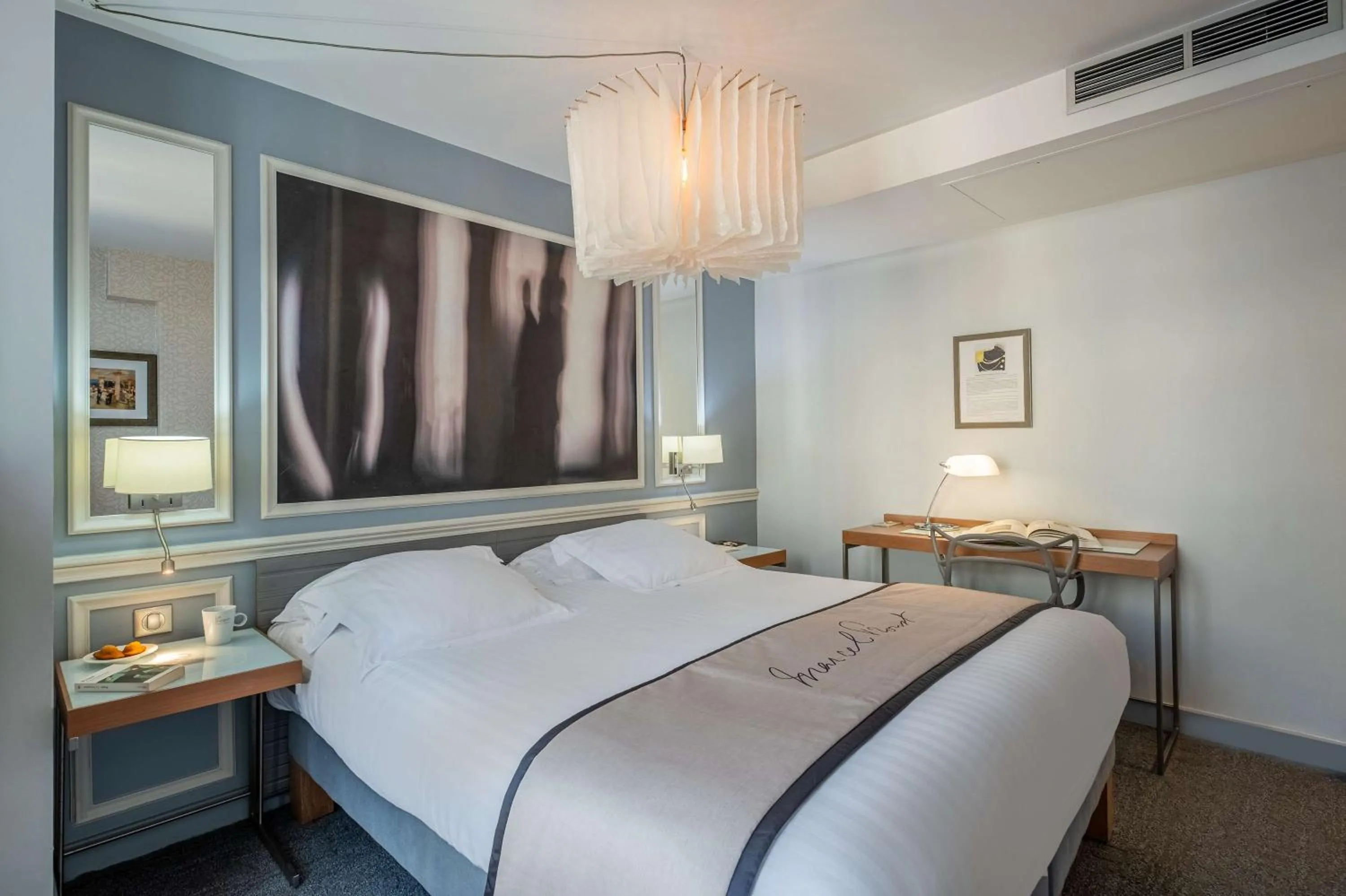 Bedroom, Bed in Hotel Litteraire Le Swann, BW Premier Collection