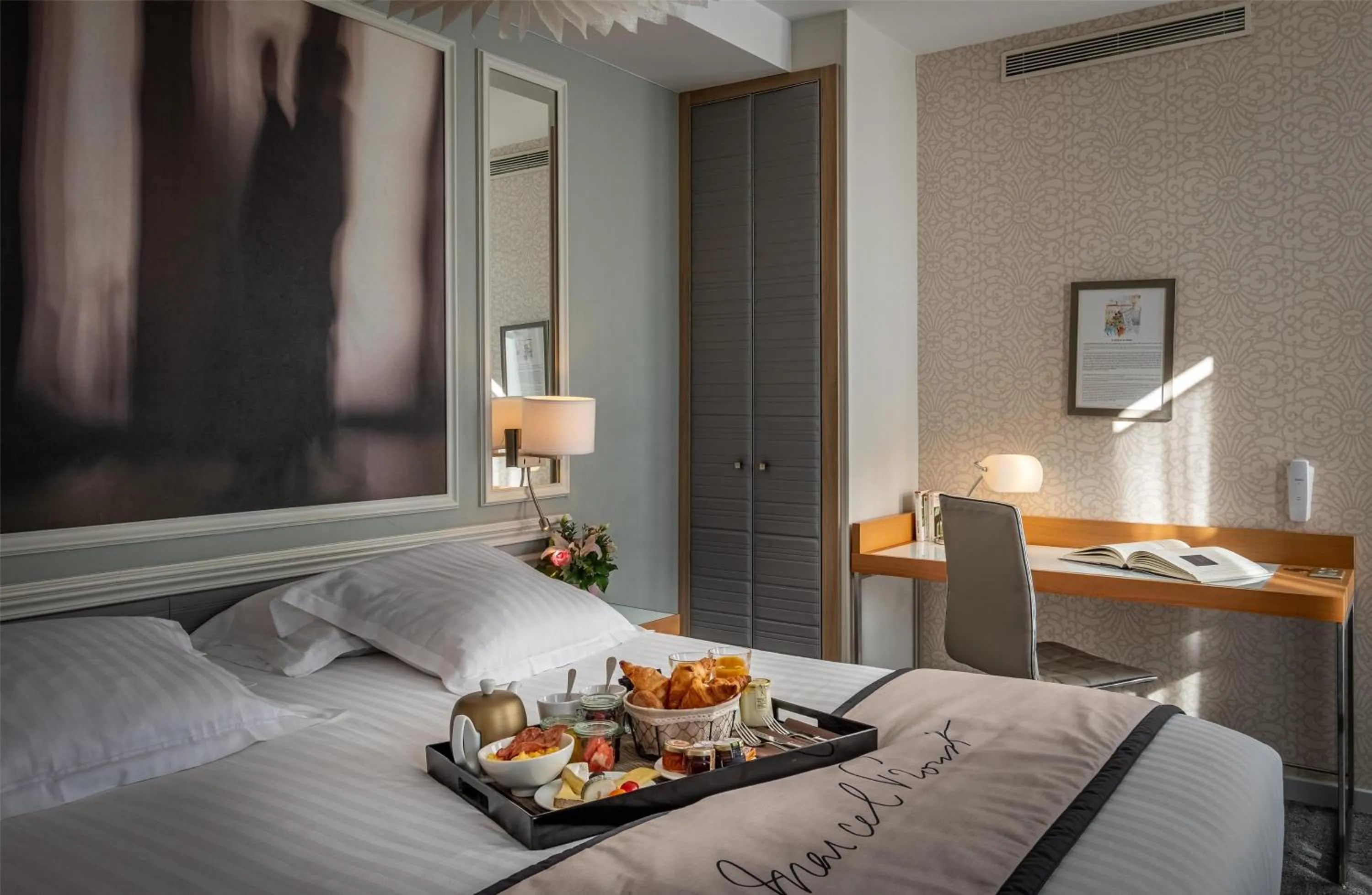 Bedroom, Bed in Hotel Litteraire Le Swann, BW Premier Collection