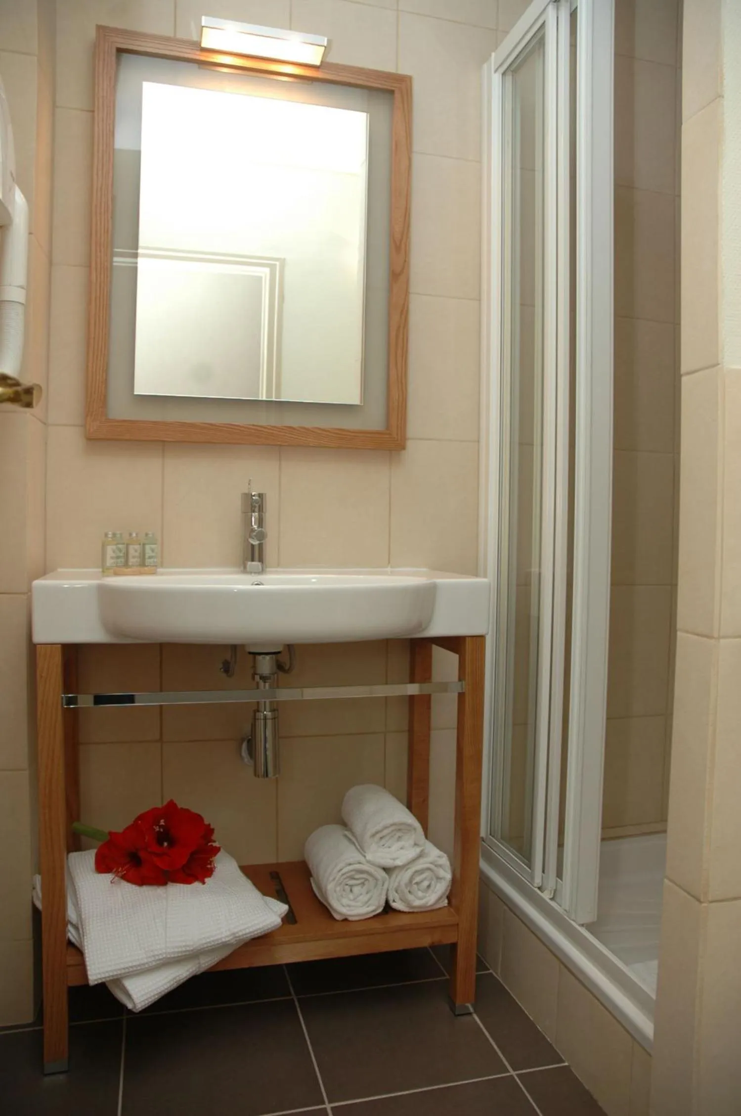 Shower in Logis Hotel La Croix Blanche Fontevraud