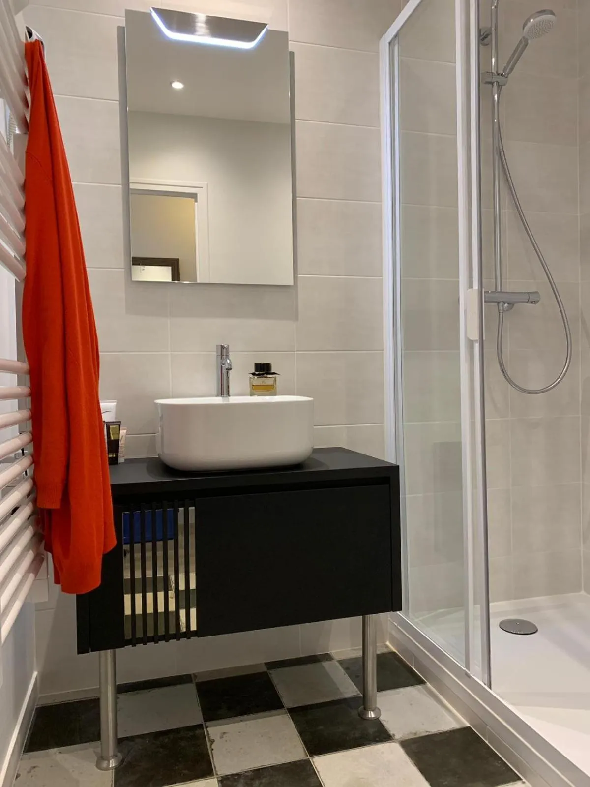 Bathroom in Logis Hotel La Croix Blanche Fontevraud