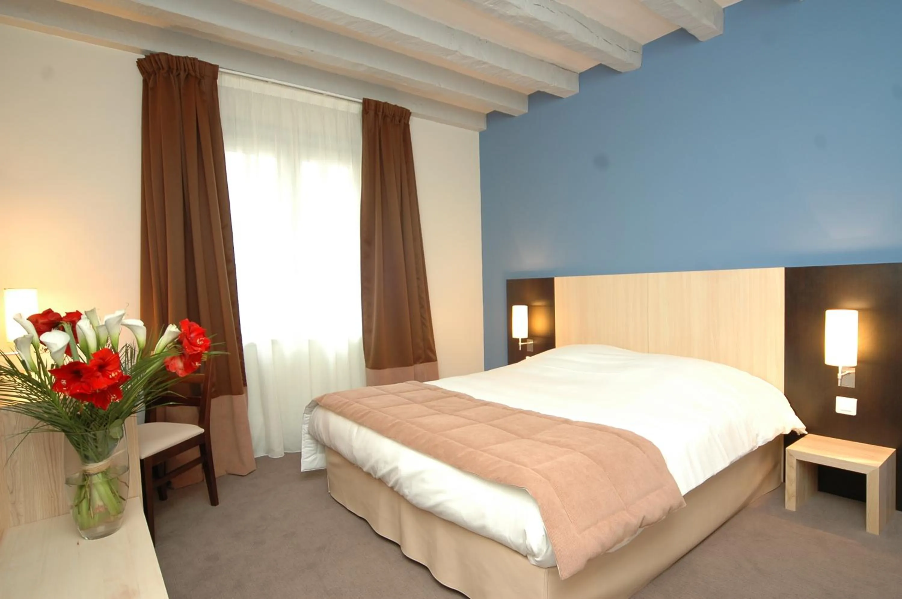 Bed in Logis Hotel La Croix Blanche Fontevraud