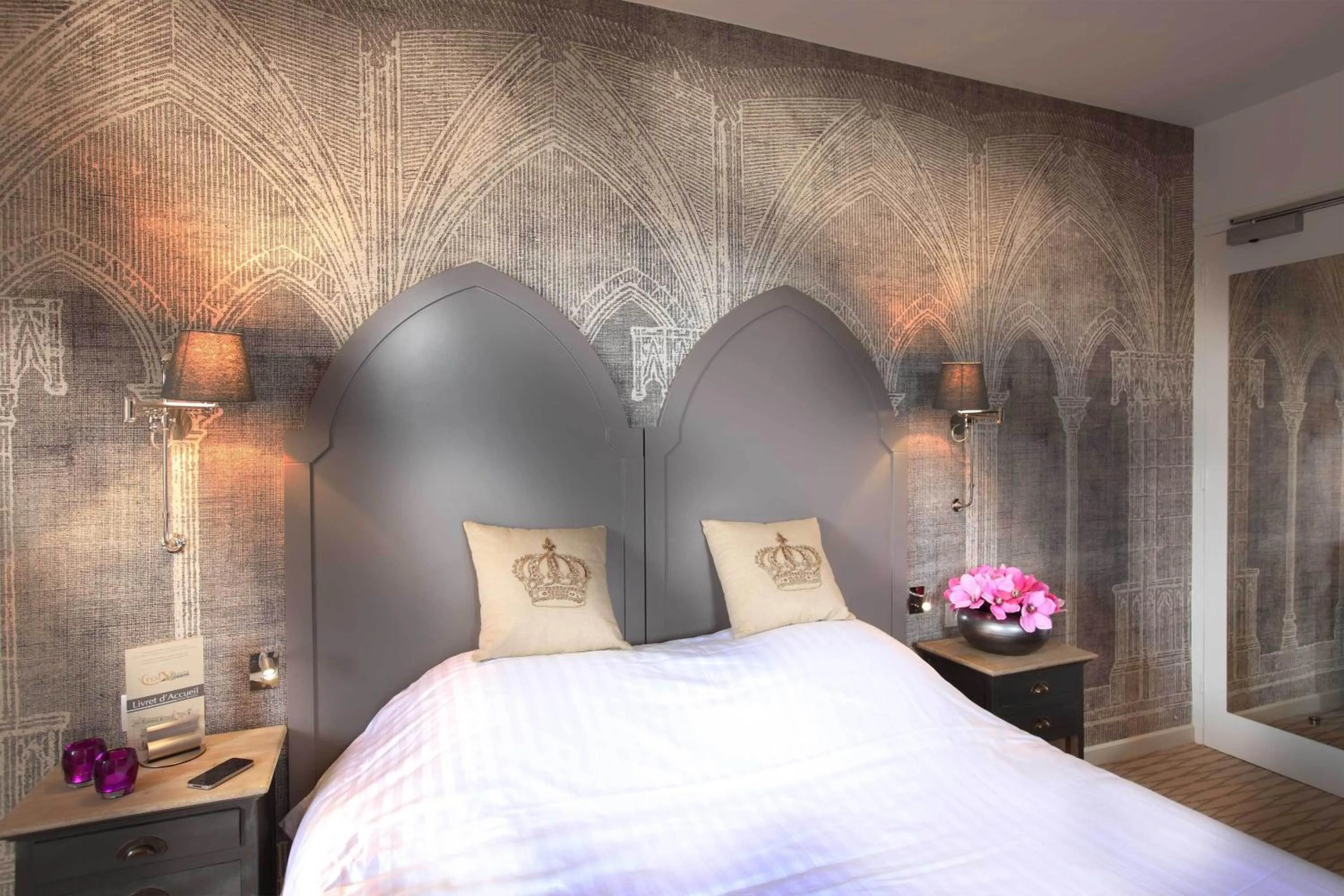 Bedroom, Bed in Logis Hotel La Croix Blanche Fontevraud