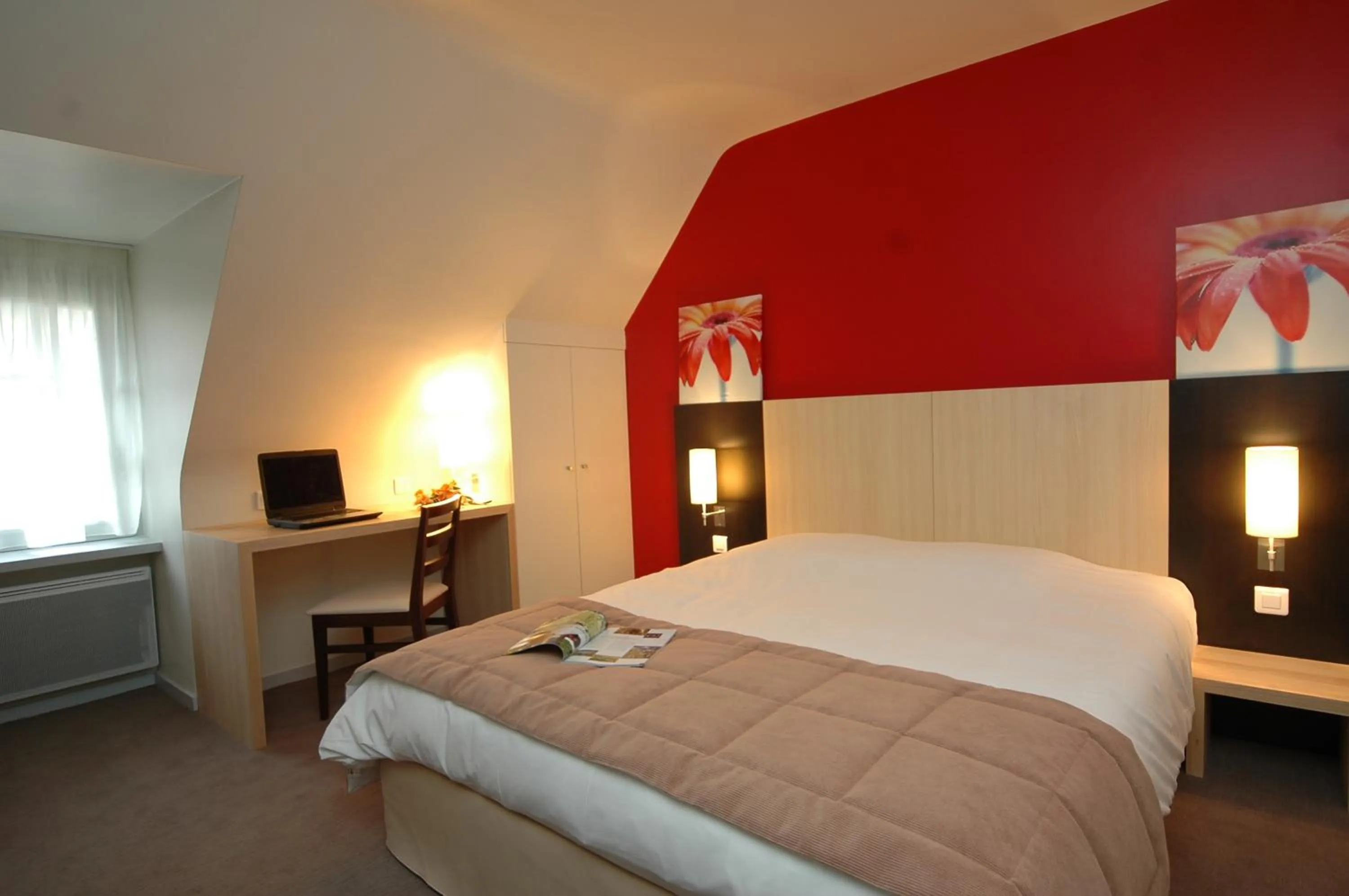 Bed in Logis Hotel La Croix Blanche Fontevraud