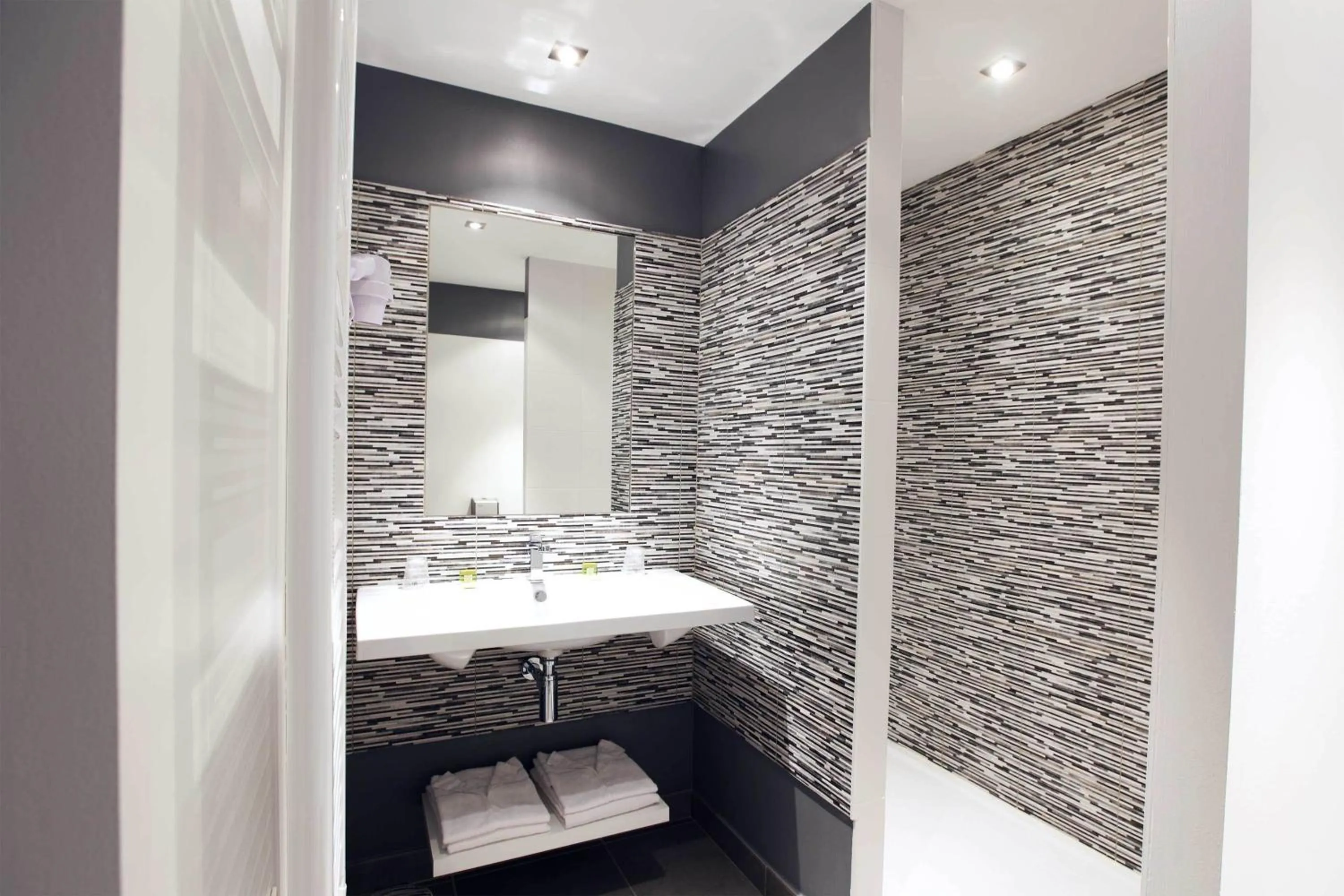 Shower in Logis Hotel La Croix Blanche Fontevraud