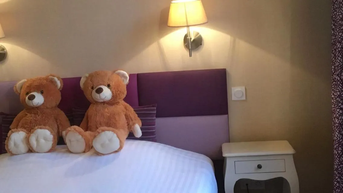 Bed in Logis Hotel La Croix Blanche Fontevraud