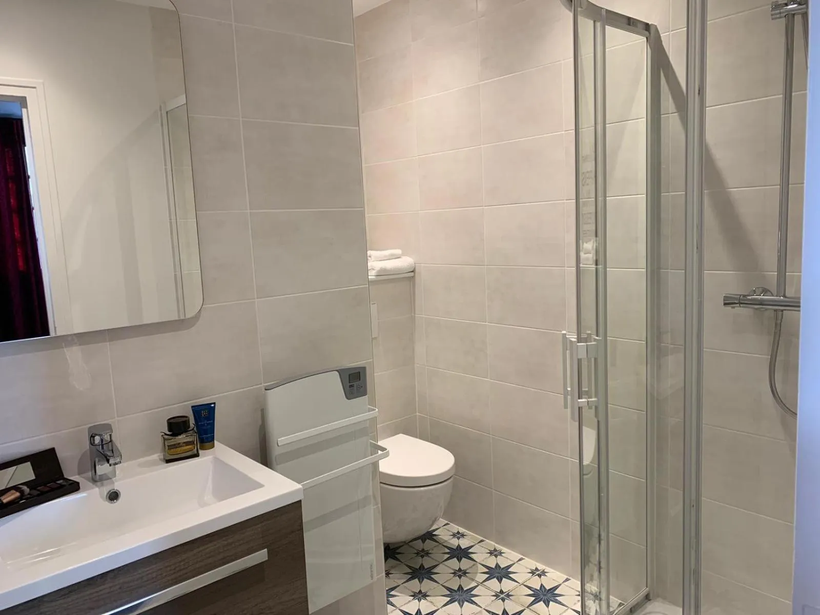 Shower in Logis Hotel La Croix Blanche Fontevraud