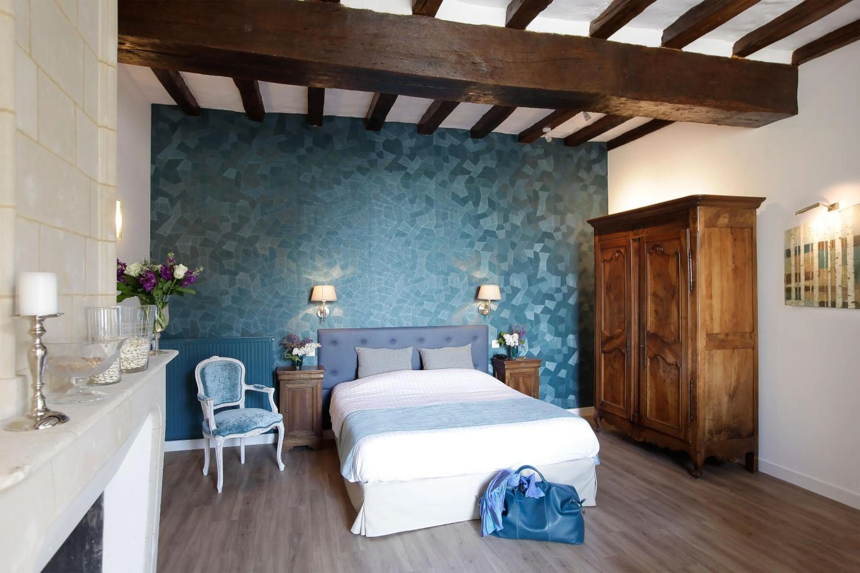 Photo of the whole room, Bed in Logis Hotel La Croix Blanche Fontevraud
