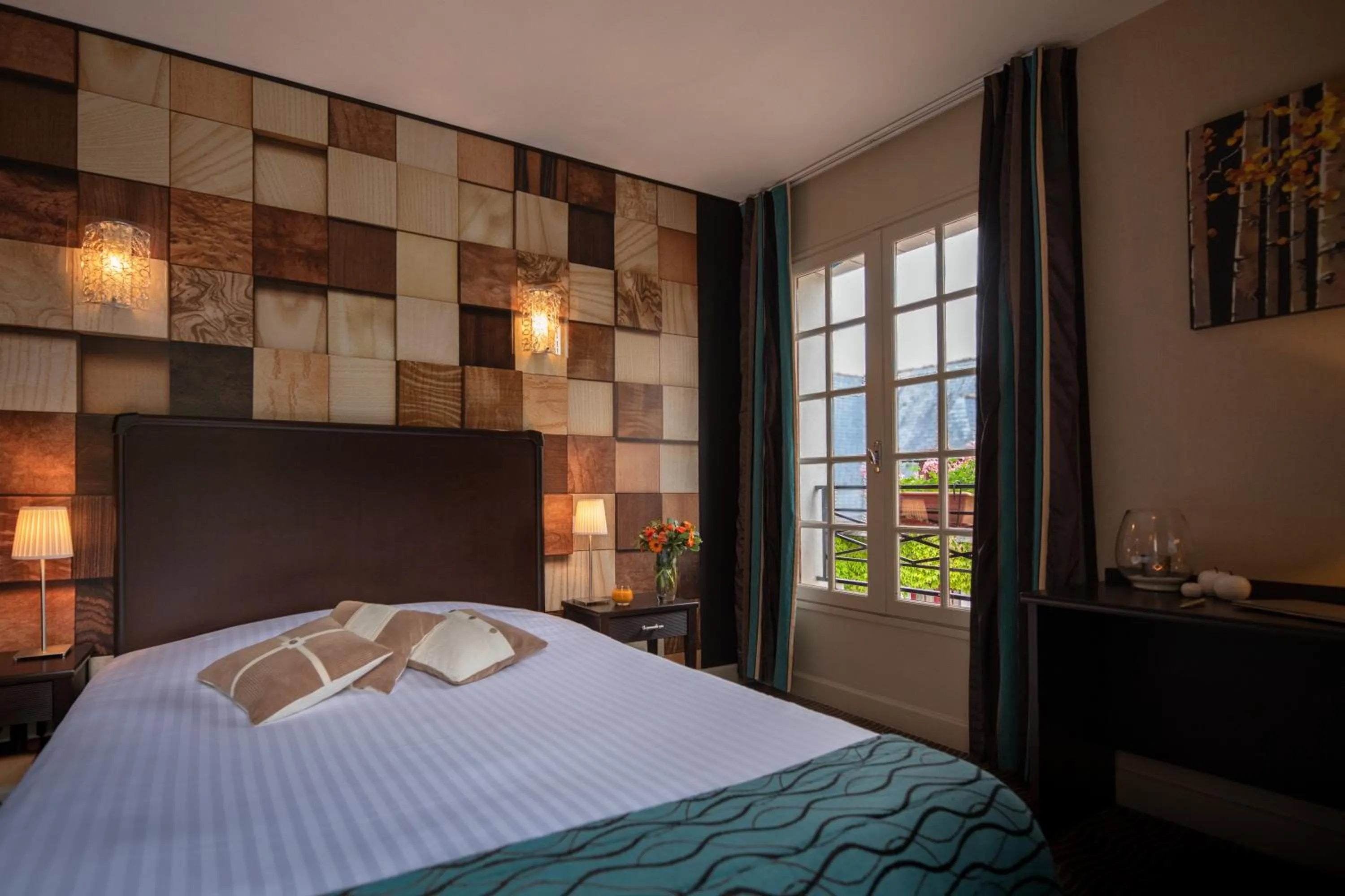 Bed in Logis Hotel La Croix Blanche Fontevraud