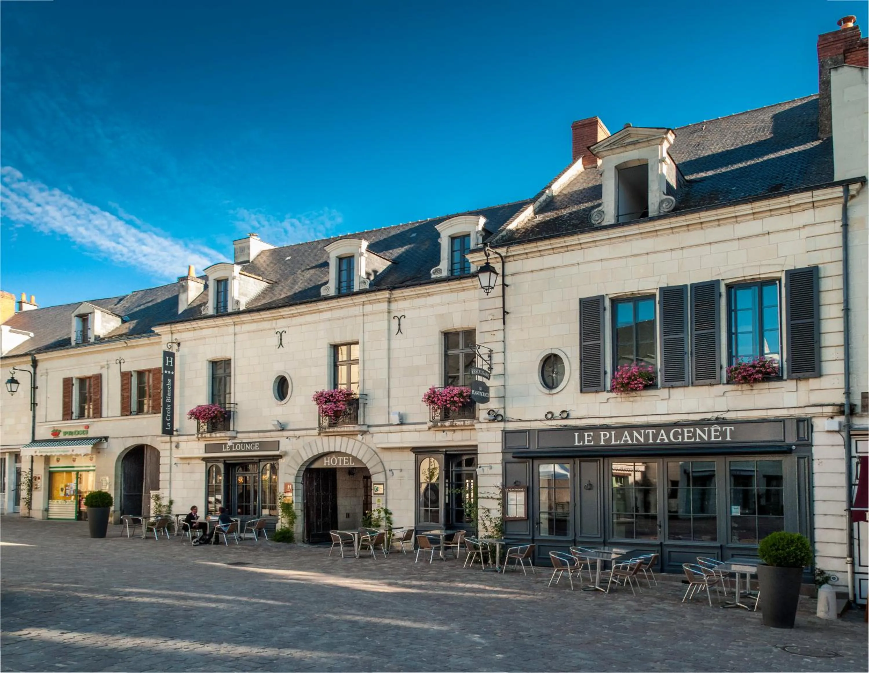 Facade/entrance in Logis Hotel La Croix Blanche Fontevraud