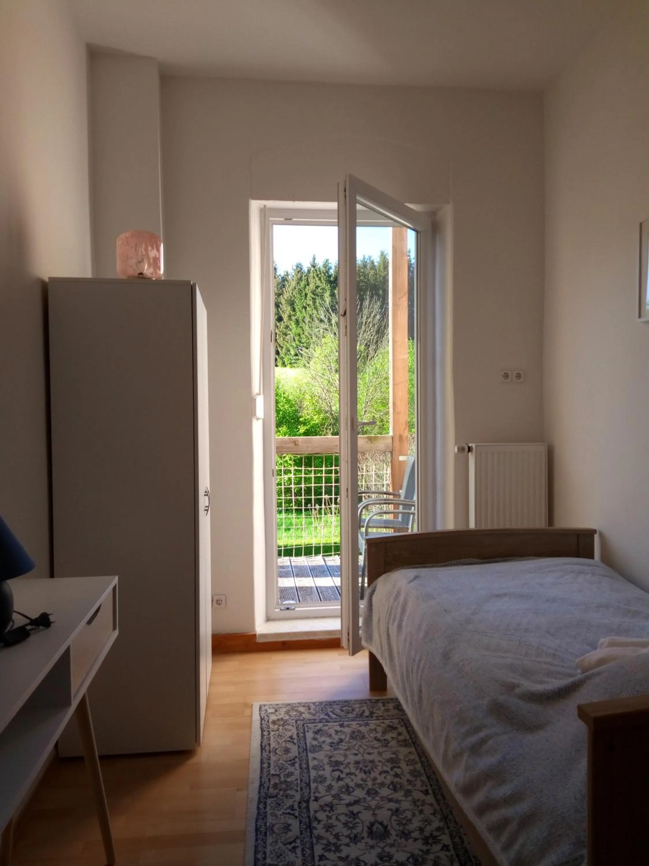 Photo of the whole room, Bed in NoOaks