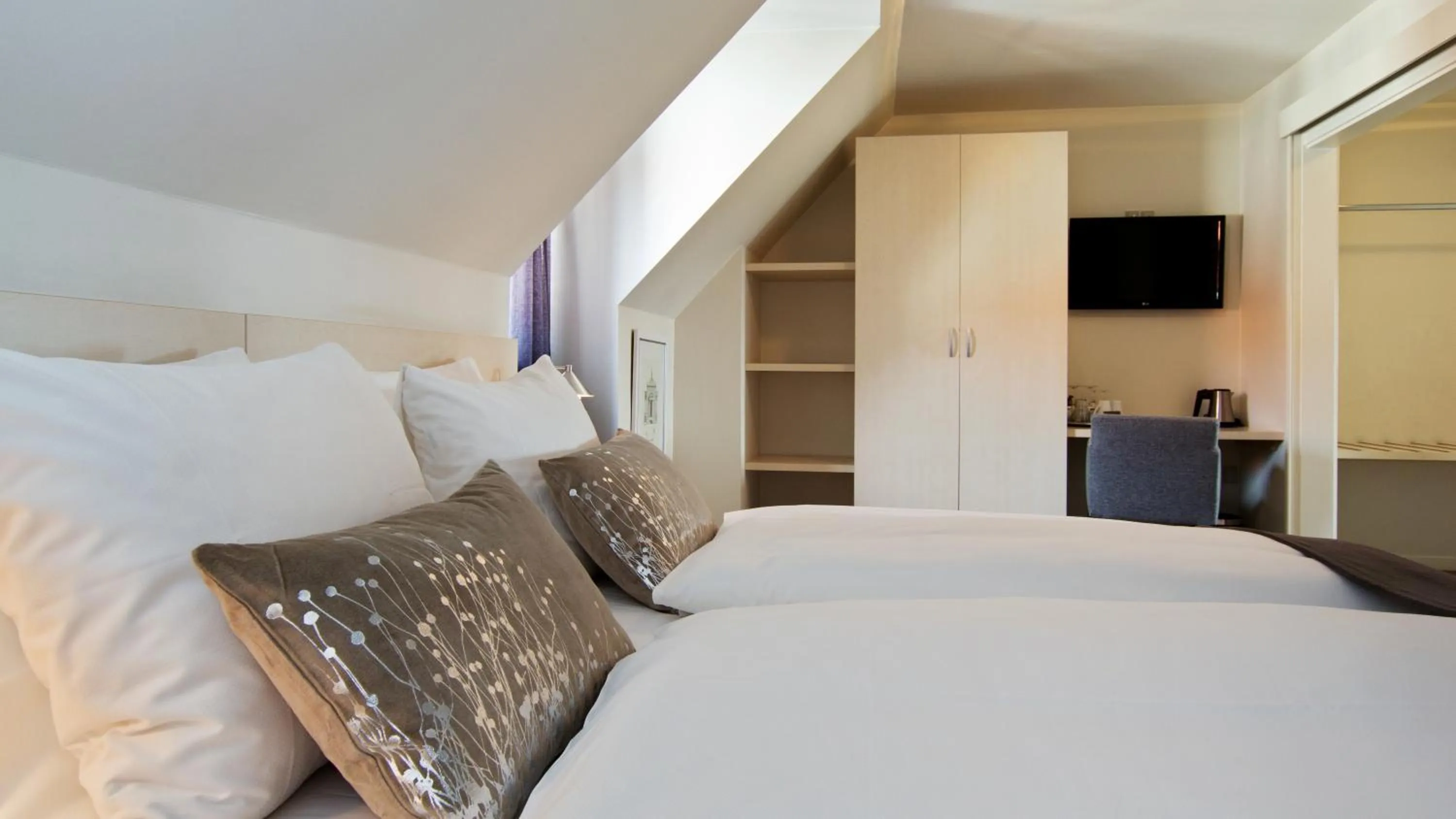 Bedroom, Bed in Hotel Kronjylland