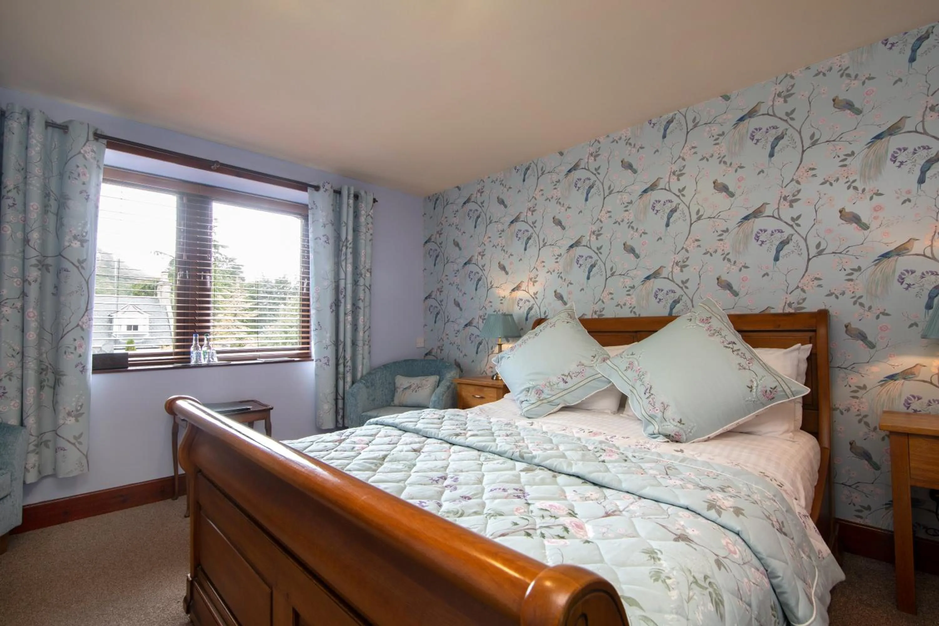 Photo of the whole room, Bed in The Auld Kirk