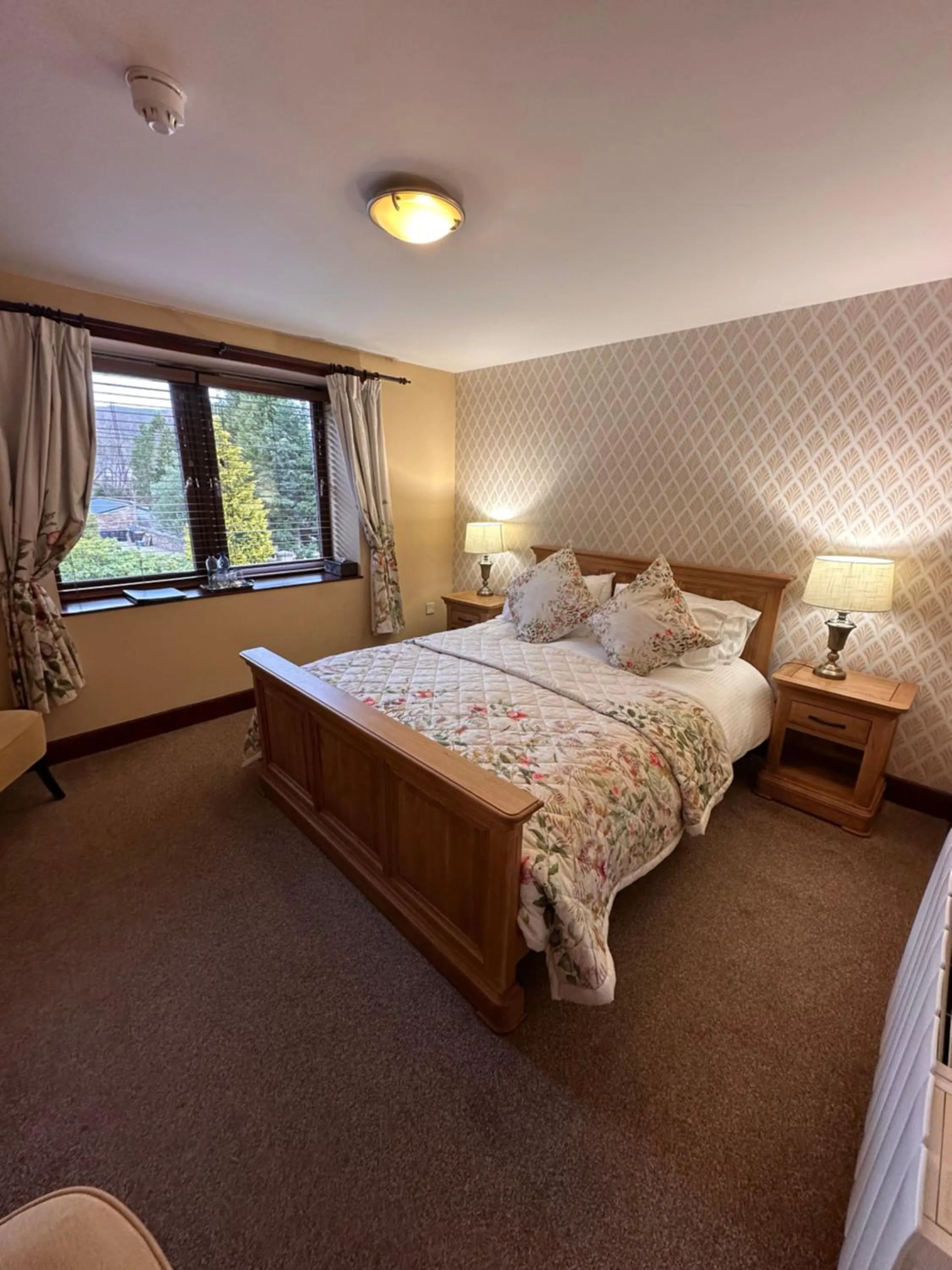 Photo of the whole room, Bed in The Auld Kirk