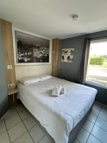 Photo of the whole room, Bed in Initial by balladins Lyon / Chanas