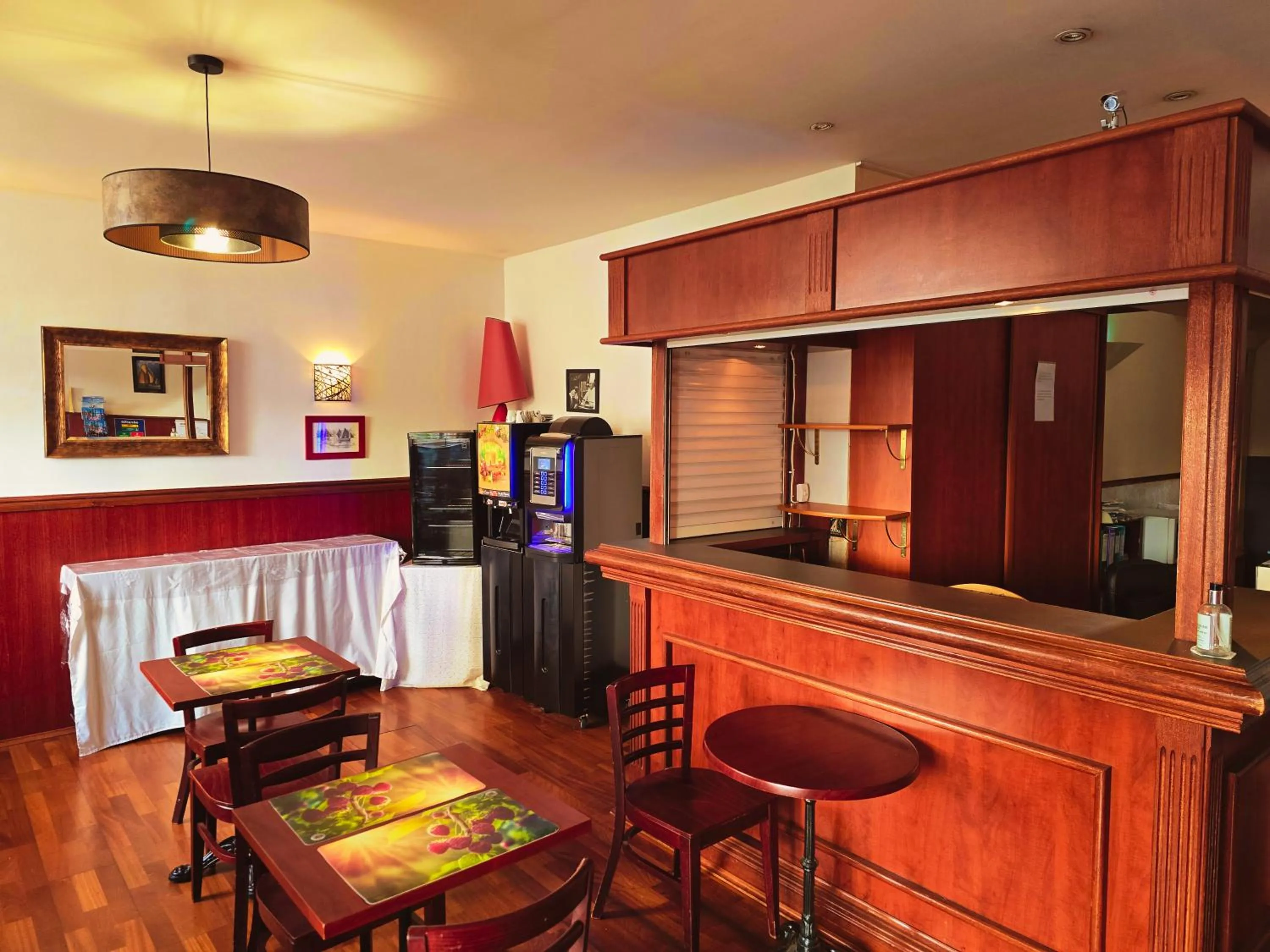 Breakfast in Hôtel Alexandra Centre Ville