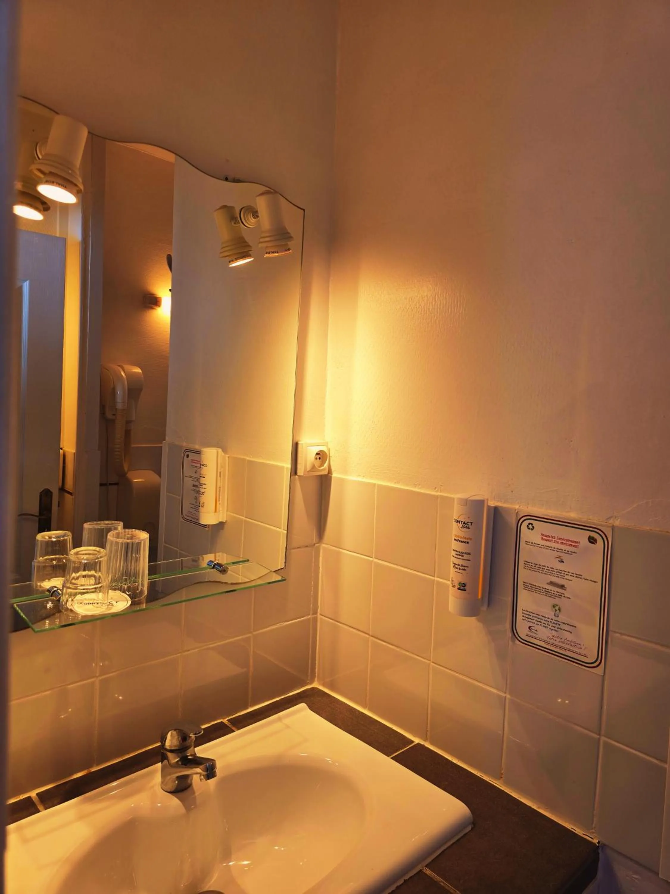 Bathroom in Hôtel Alexandra Centre Ville