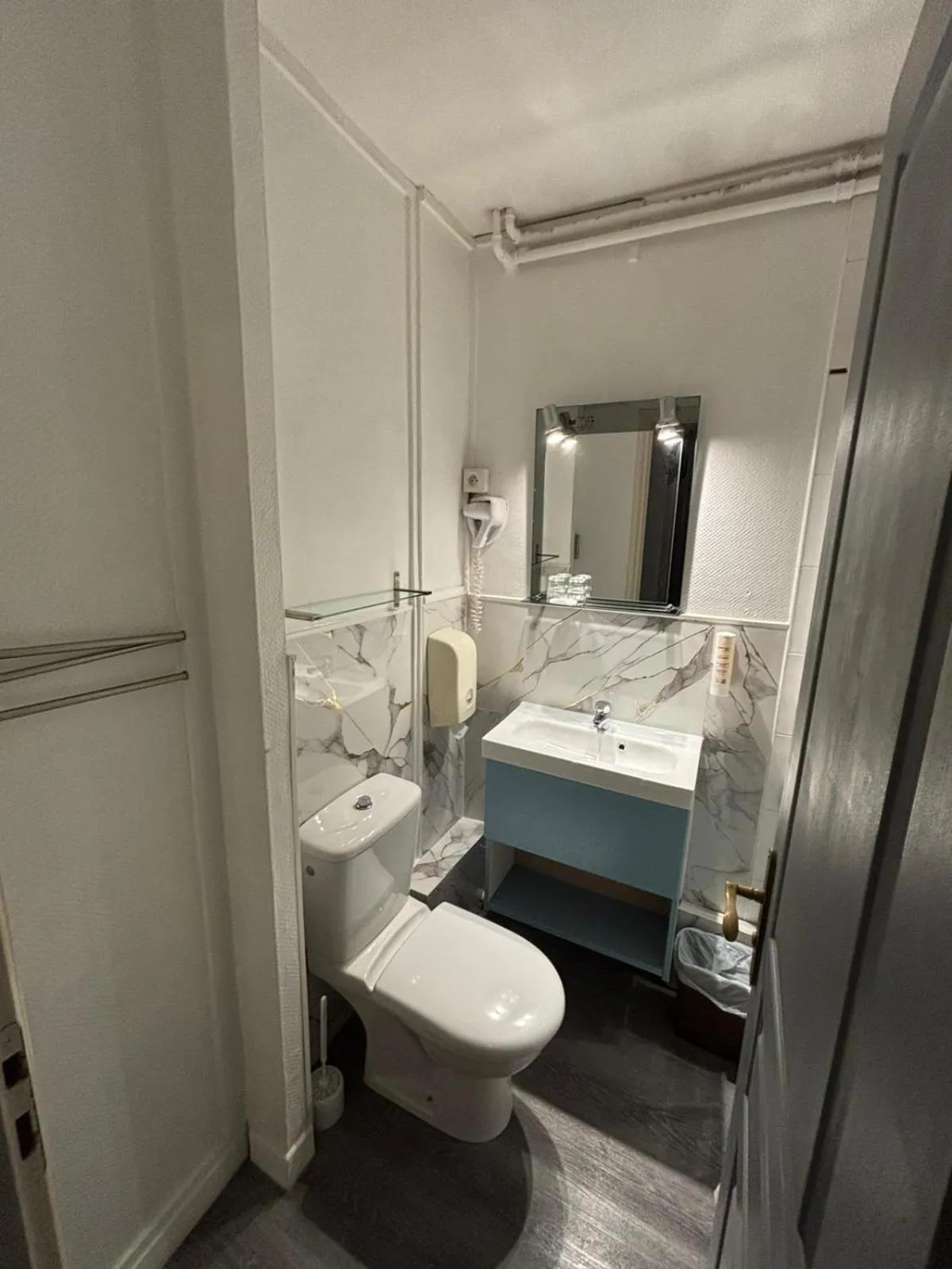 Bathroom, Bed in Hôtel Alexandra Centre Ville