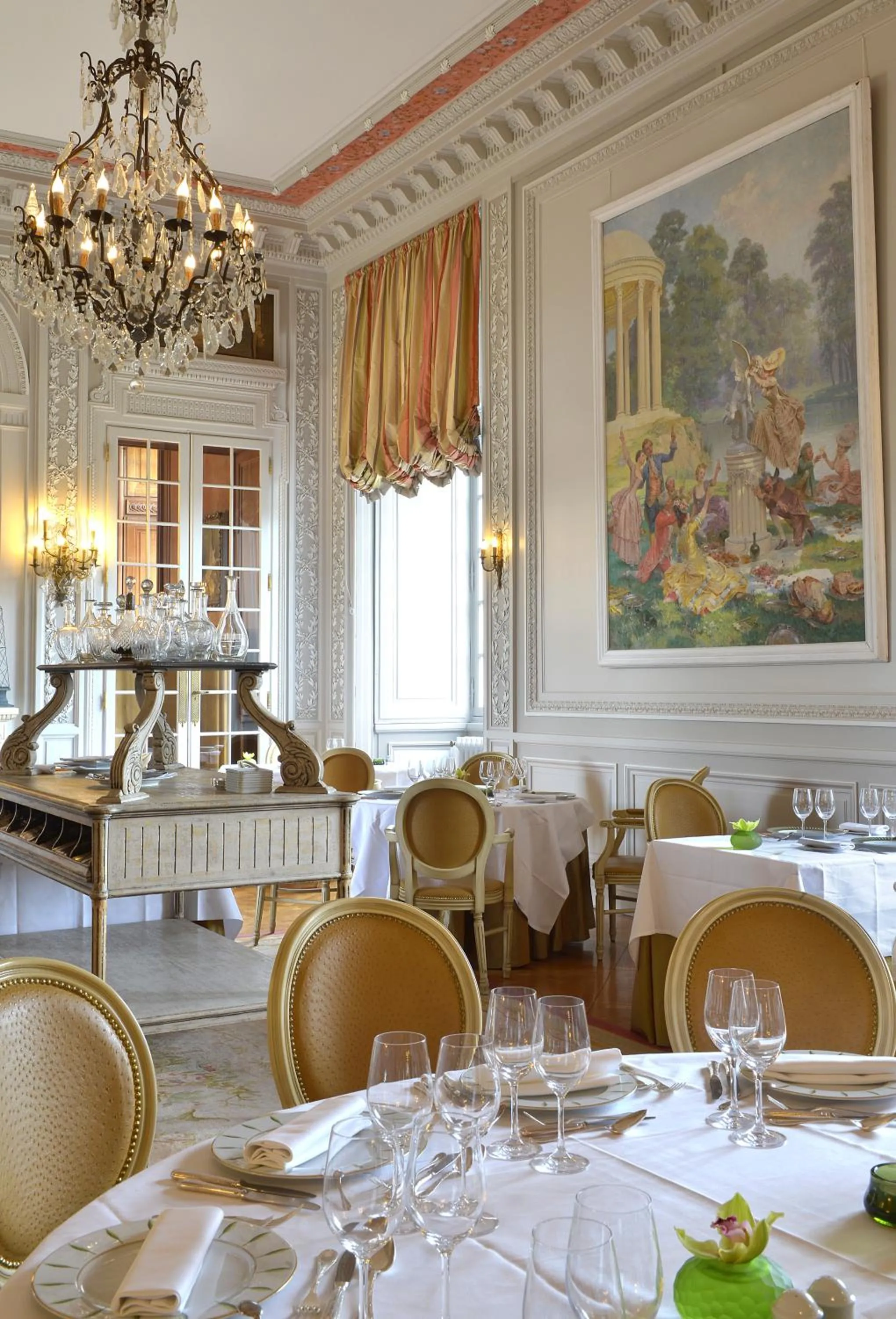 Restaurant/places to eat in Chateau Colbert