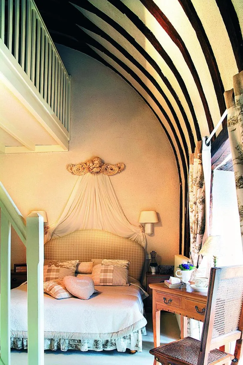 Photo of the whole room, Bed in Chateau Colbert