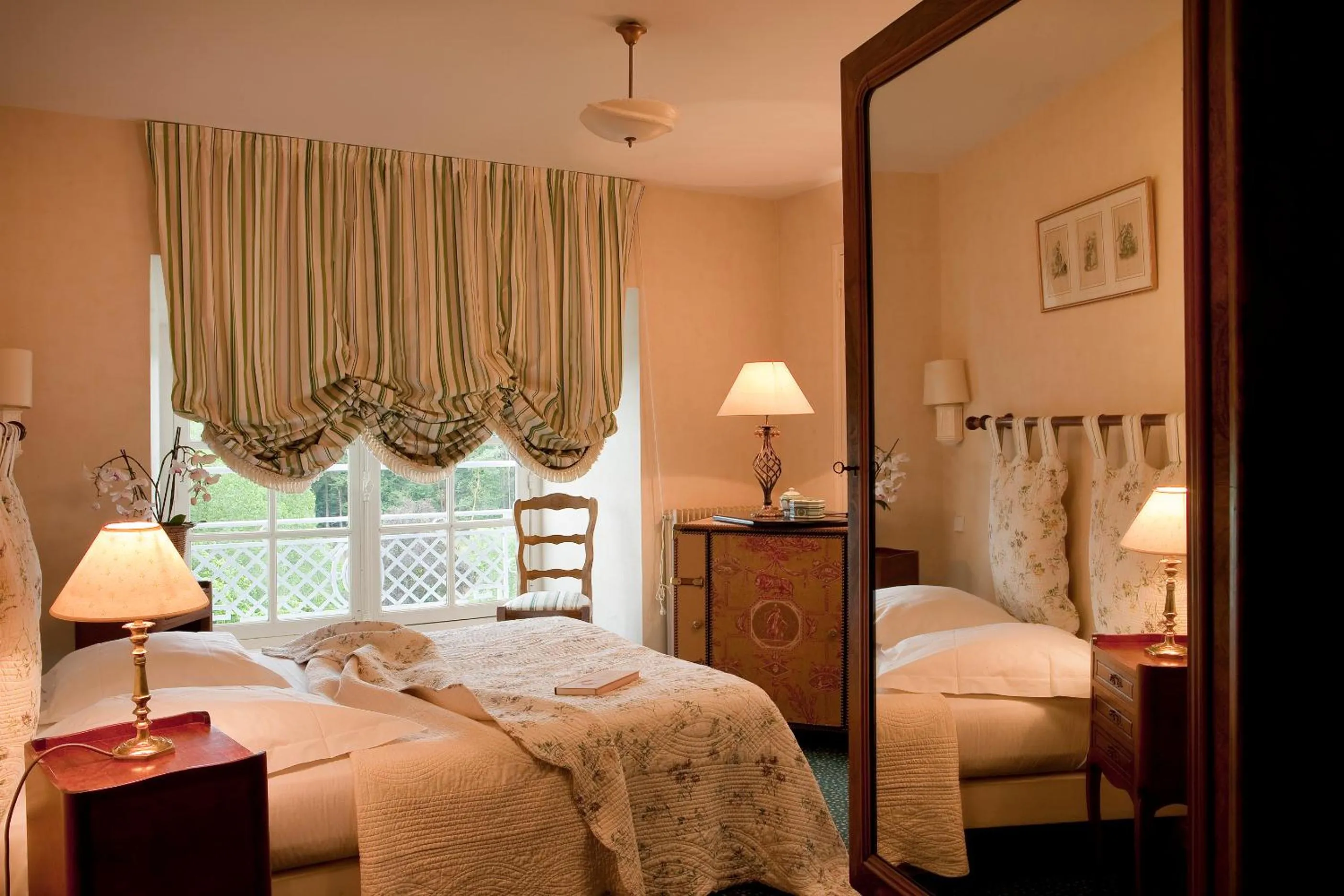 Photo of the whole room, Bed in Chateau Colbert