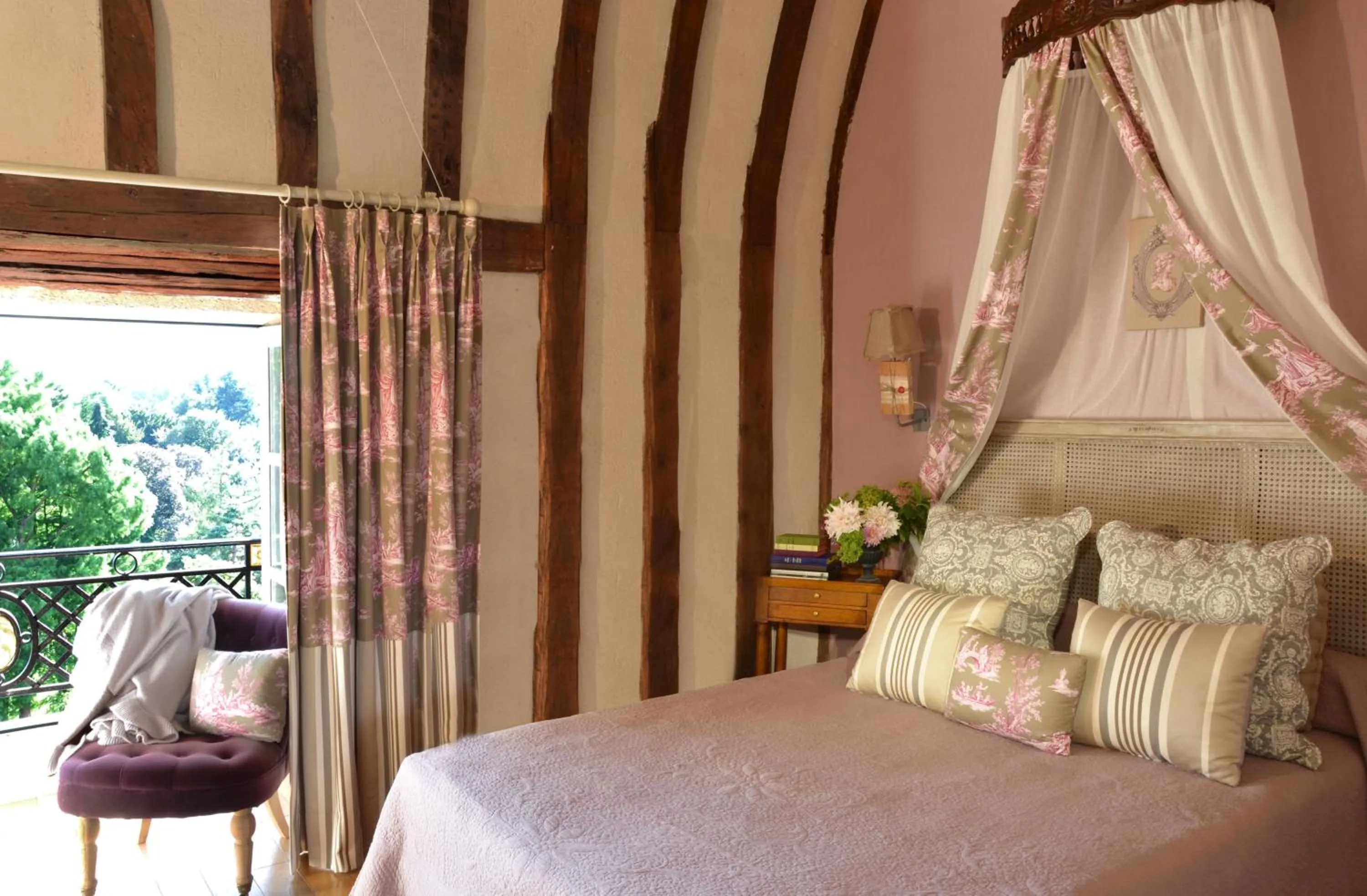 Photo of the whole room, Bed in Chateau Colbert