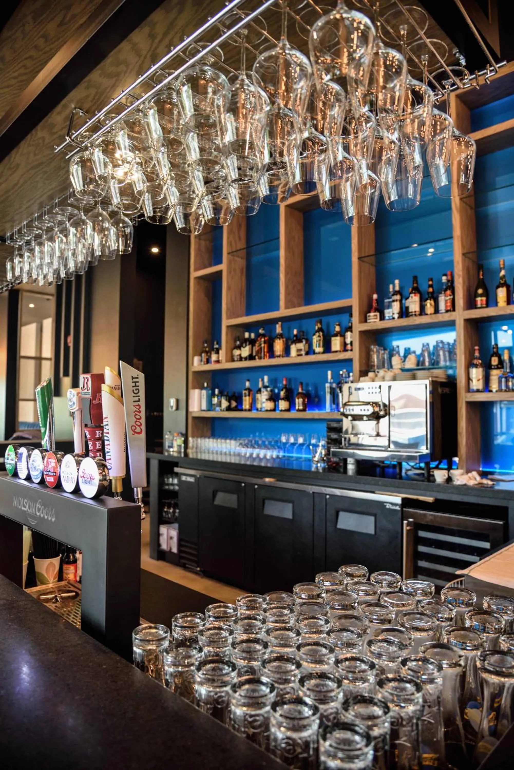 Lounge or bar in La Cache du Lac Champlain