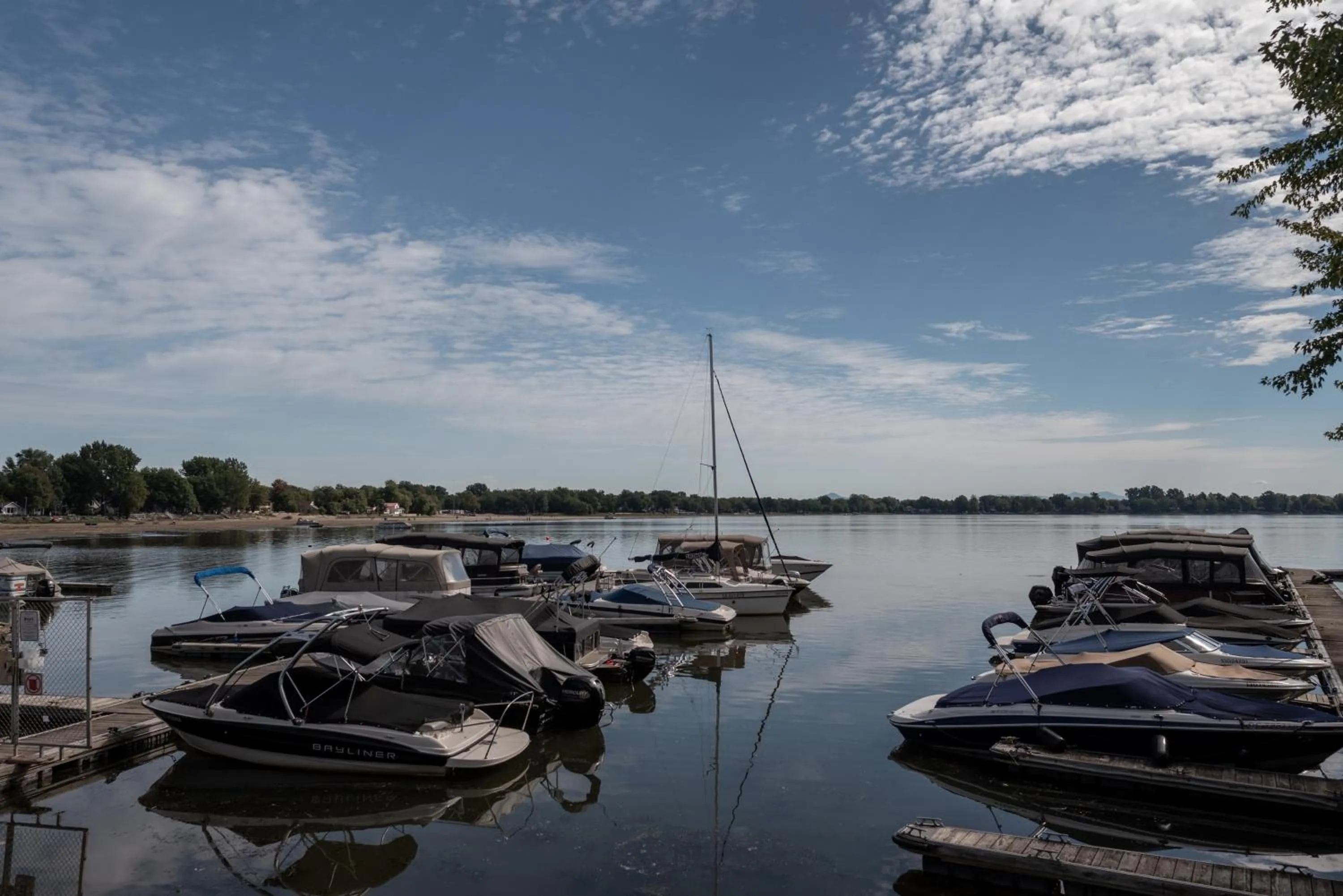 Windsurfing in La Cache du Lac Champlain