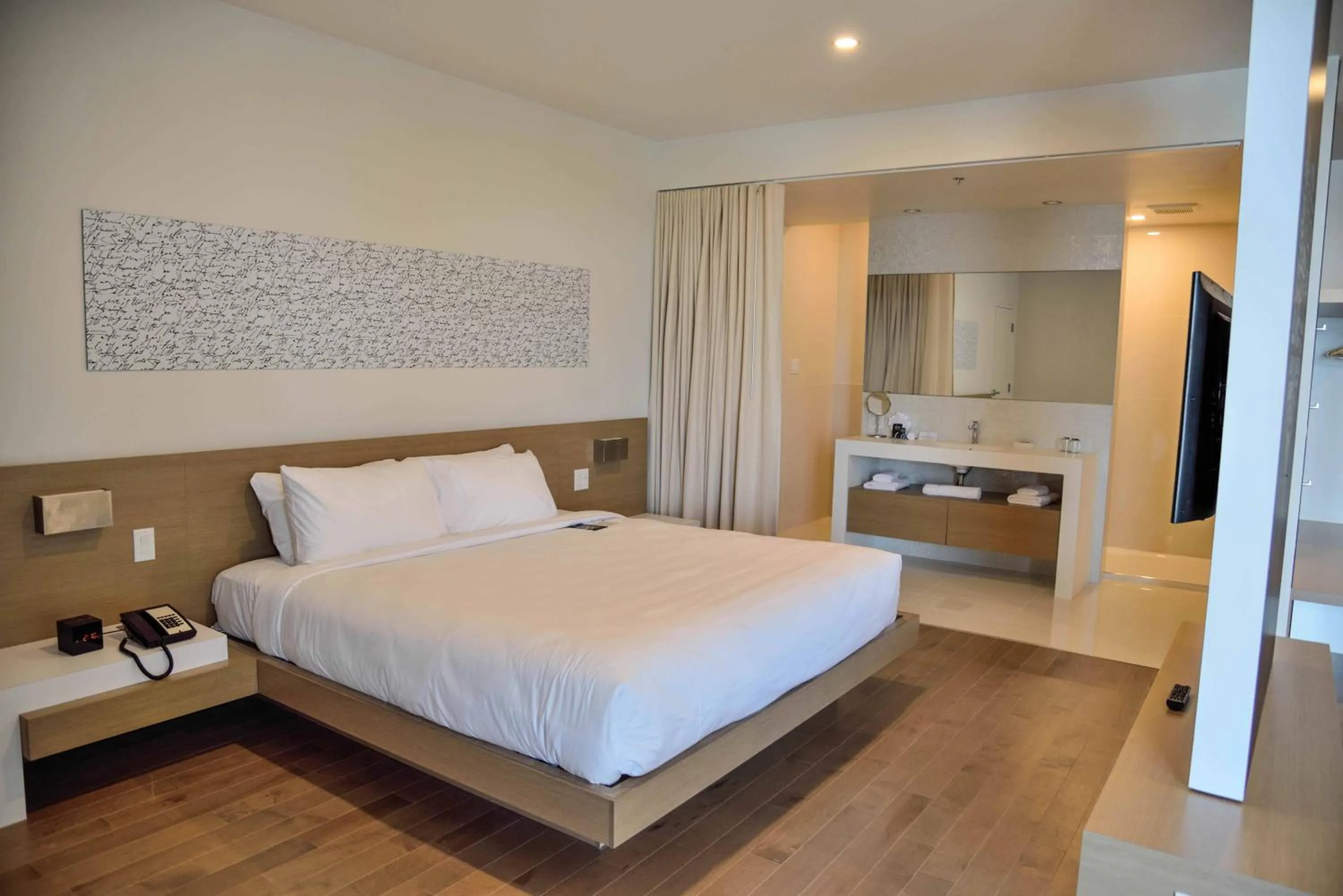 Bathroom, Bed in La Cache du Lac Champlain