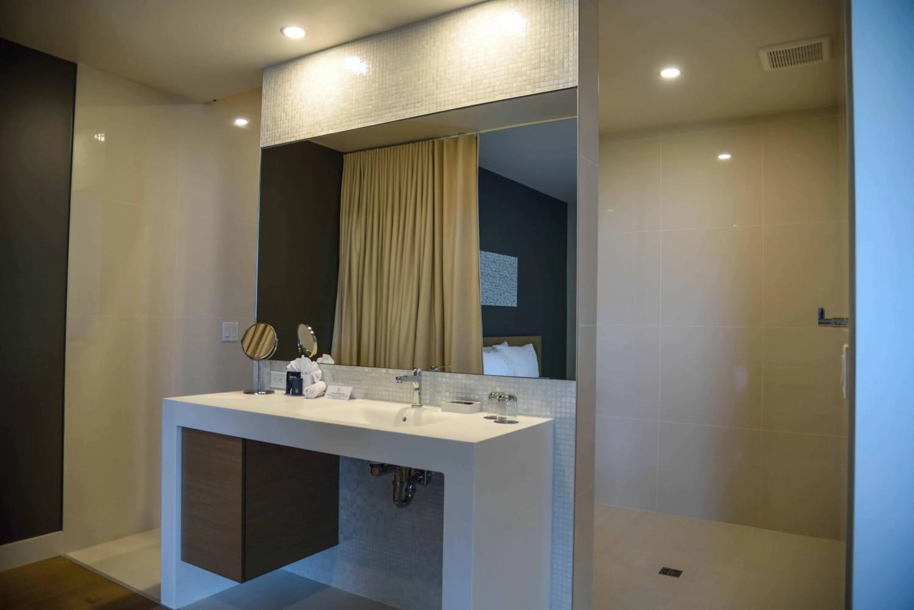 Shower in La Cache du Lac Champlain