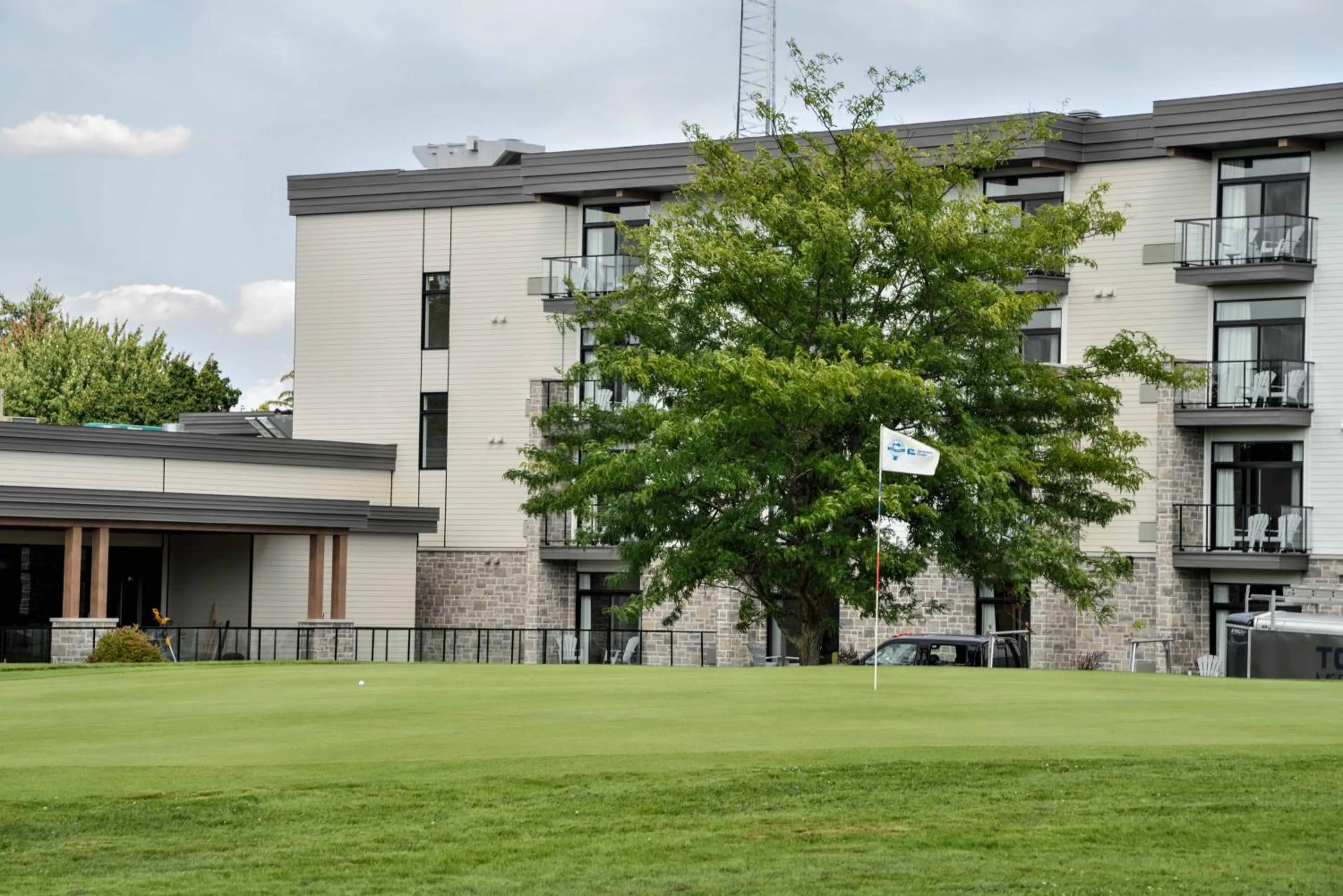 Property building in La Cache du Lac Champlain