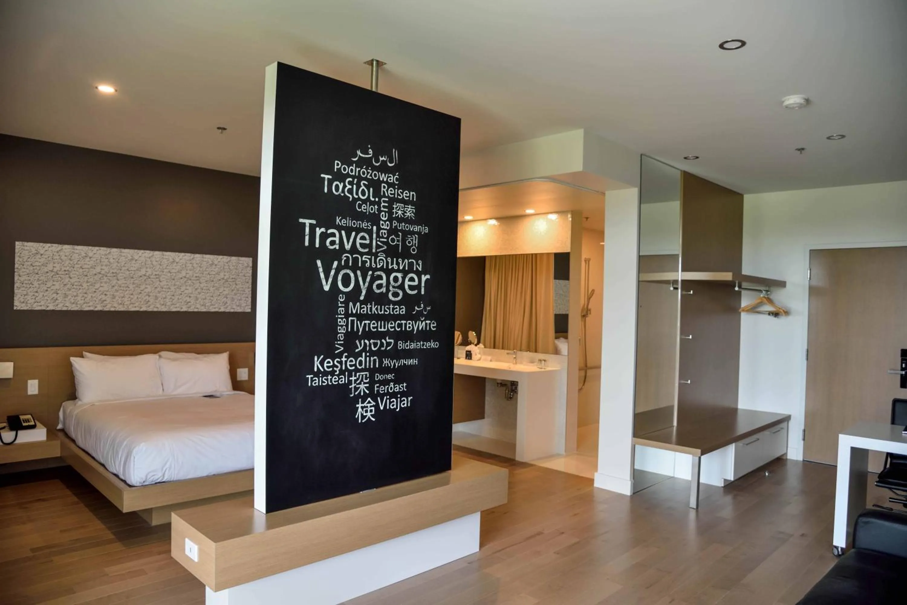 Photo of the whole room, Bed in La Cache du Lac Champlain