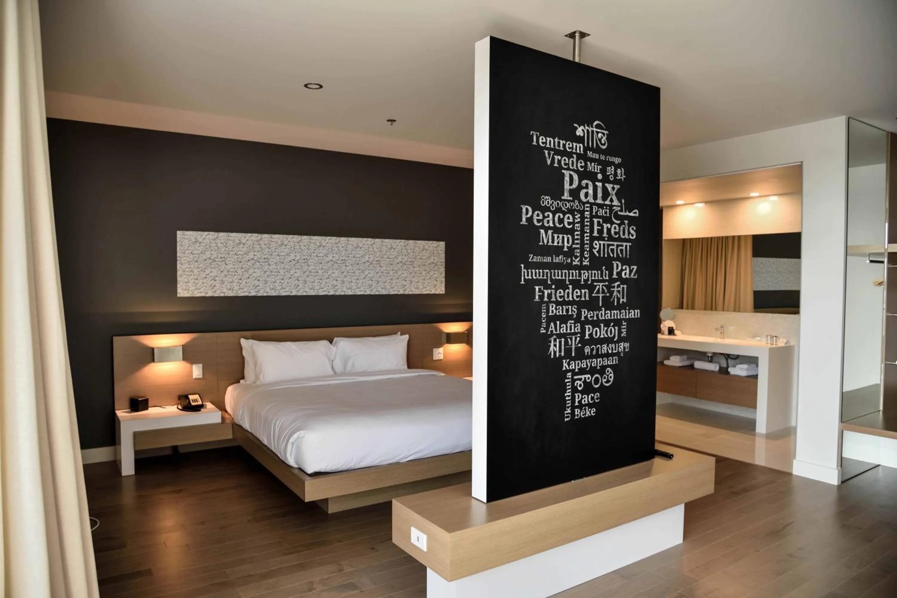 Bathroom, Bed in La Cache du Lac Champlain