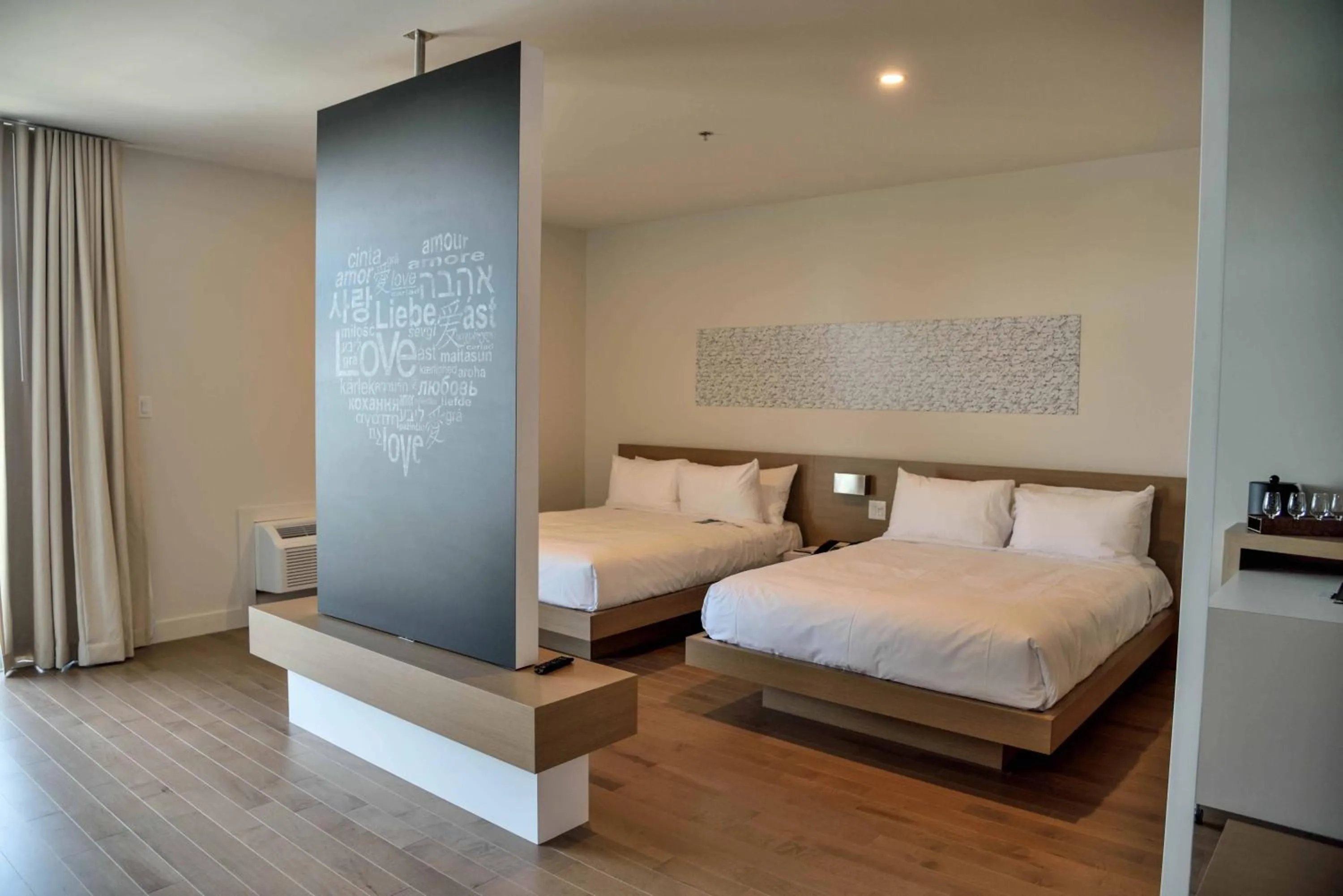 Photo of the whole room, Bed in La Cache du Lac Champlain