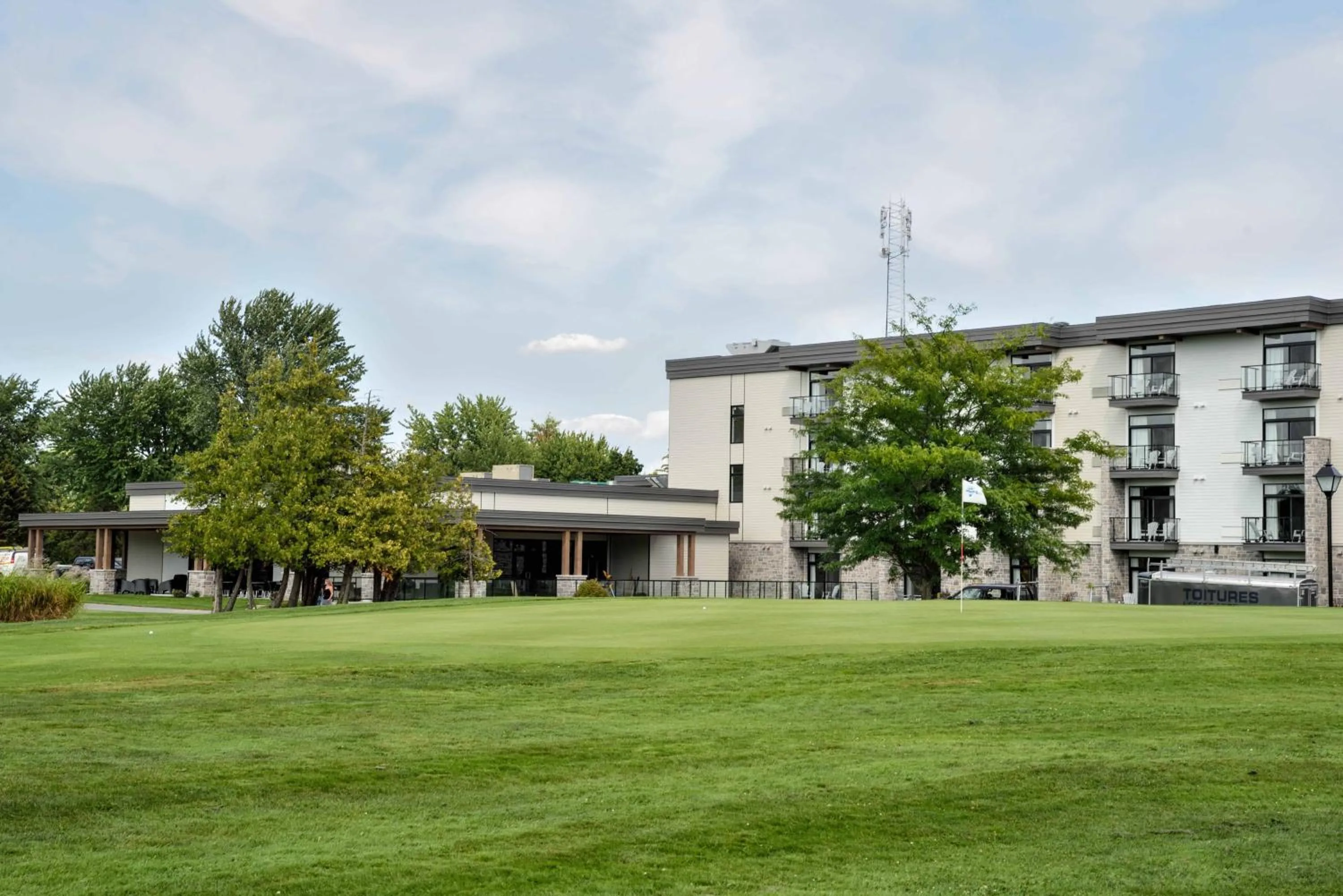 Facade/entrance in La Cache du Lac Champlain