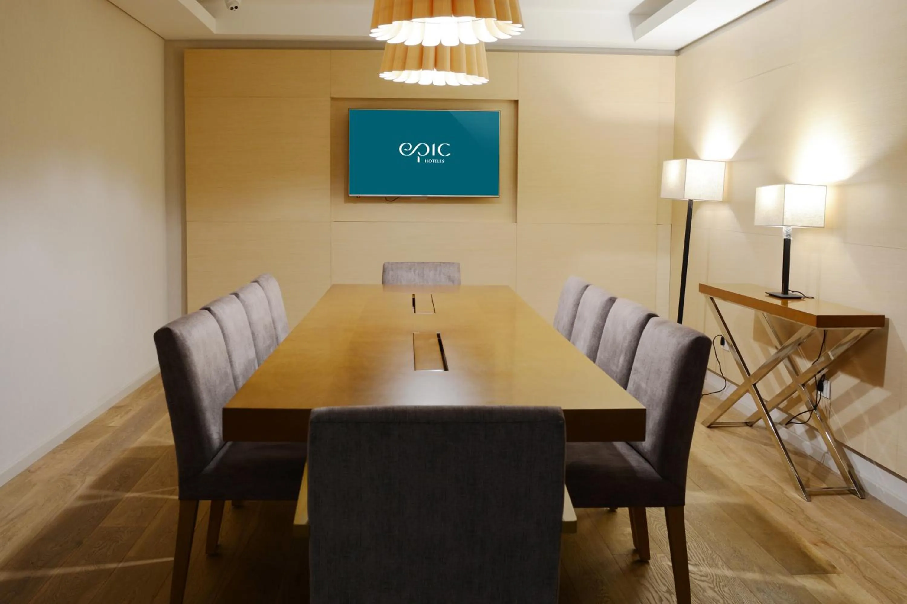 Restaurant/places to eat in Epic Hotel Villa de Merlo