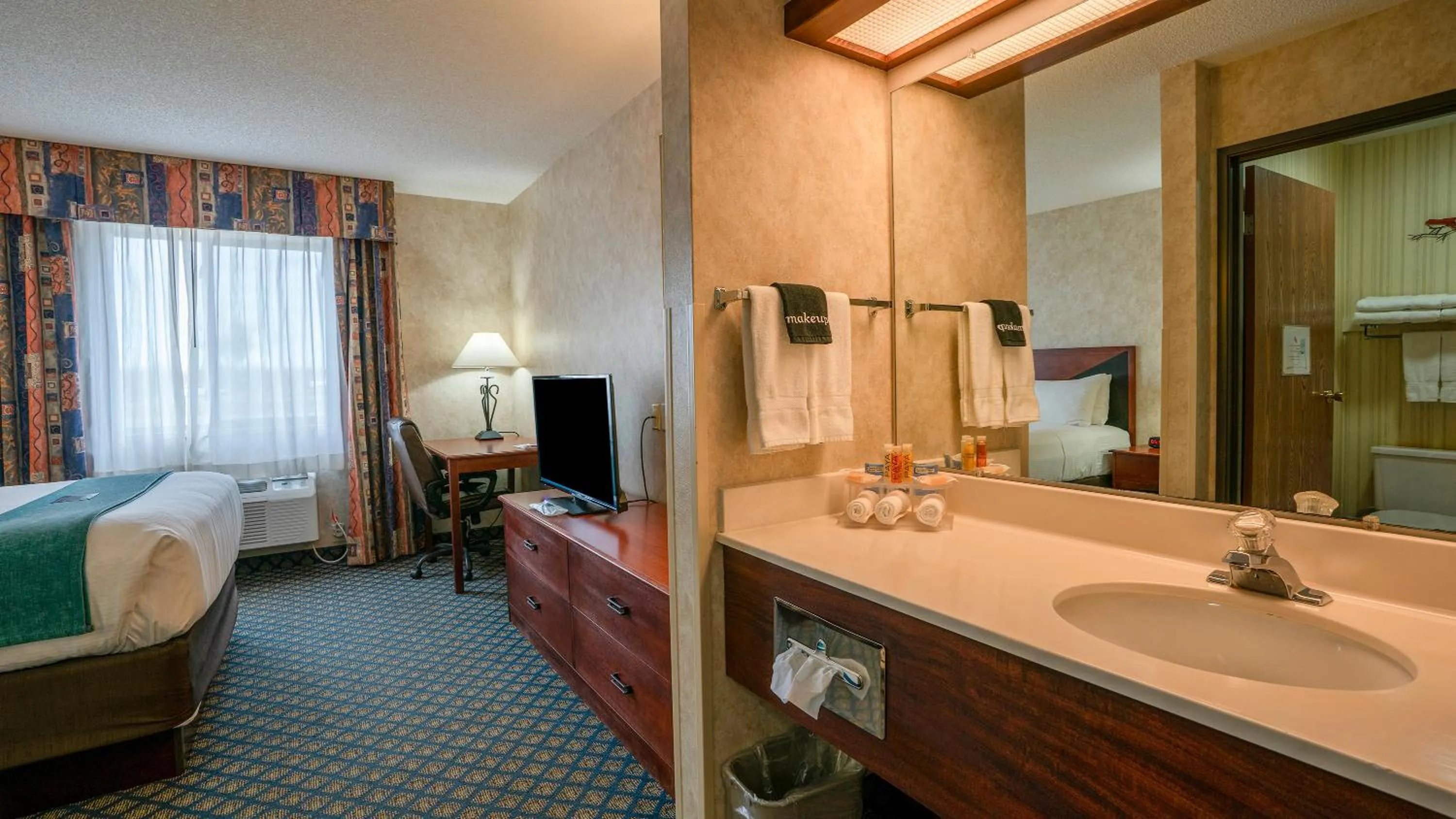 Bathroom, Bed in Miles City Hotel & Suites